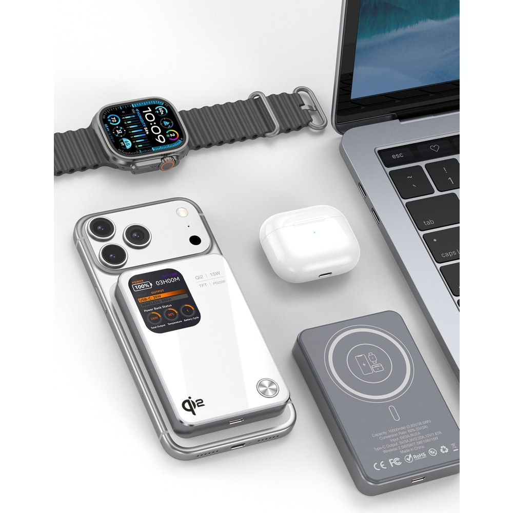 Bir akıllı telefon, akıllı saat, kulaklık, powerbank ve dizüstü bilgisayar bir yüzeye dizilmiş.