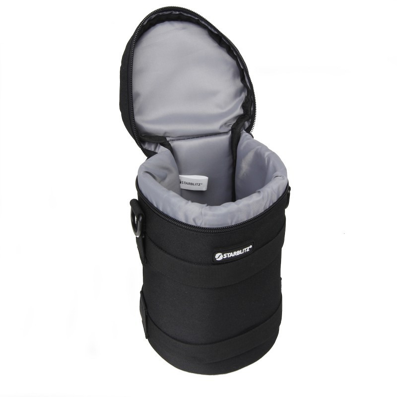 Una bolsa de lente negra y abierta con interior gris y logo de Starblitz.