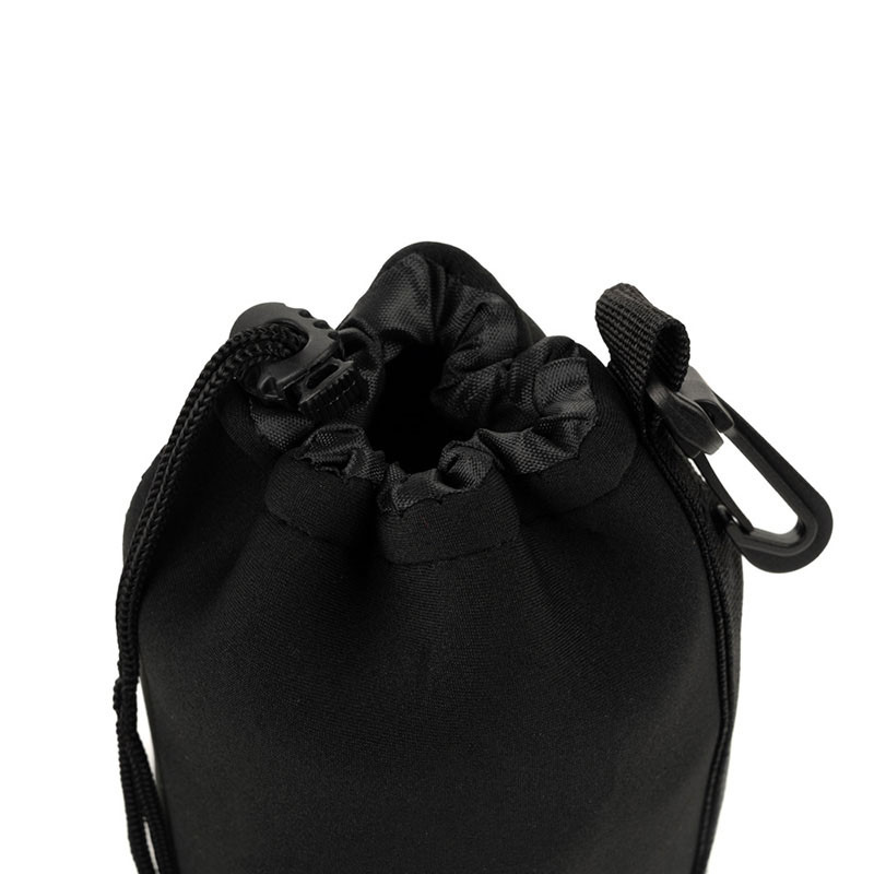 Bolsa negra con cordón y clip de mosquetón.