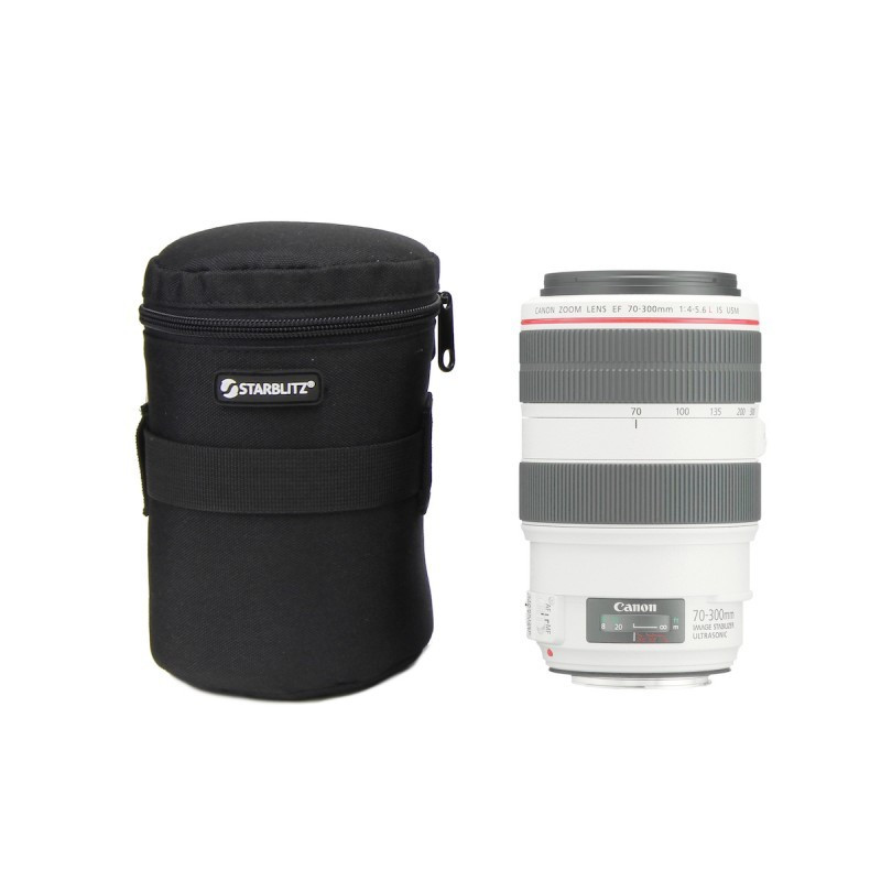 Funda negra para objetivo junto a un teleobjetivo Canon 70-300mm blanco.