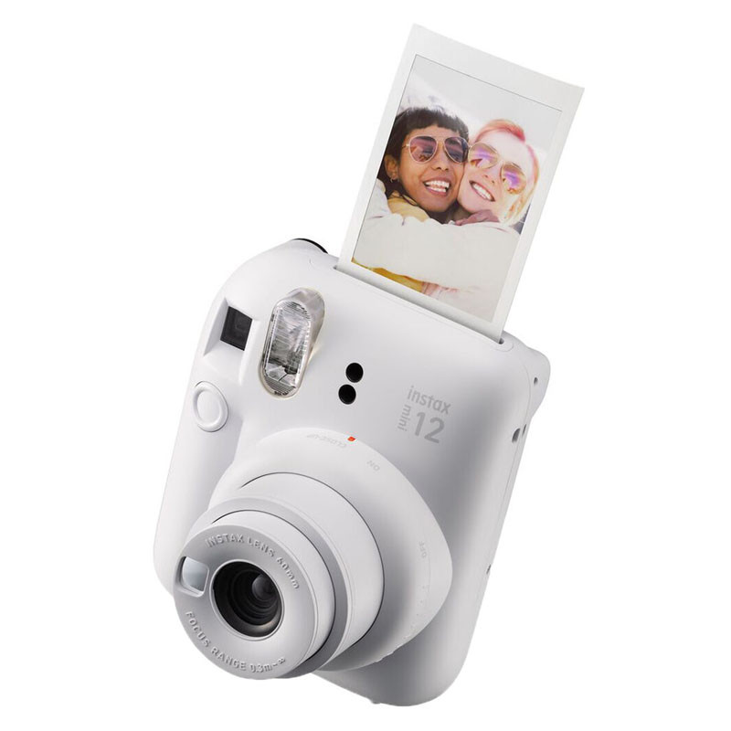 Una cámara Instax Mini 12 blanca muestra una foto de dos mujeres sonriendo.