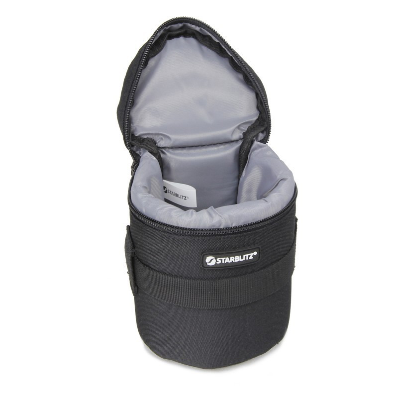 Una bolsa de lente negra abierta con forro interior gris y logo Starblitz.