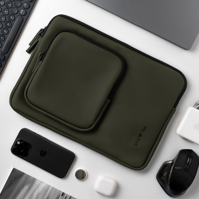 Custodia verde scuro per laptop con smartphone, mouse, auricolari, caricabatterie.