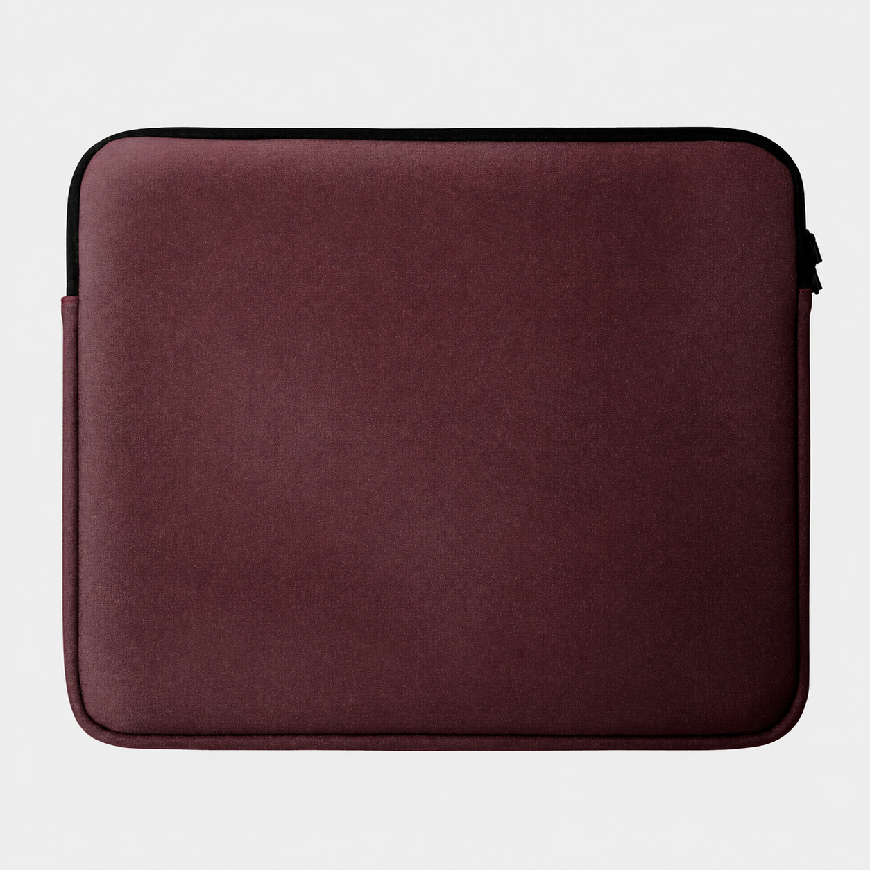 Una custodia per laptop rosso scuro con cerniera nera su sfondo grigio.