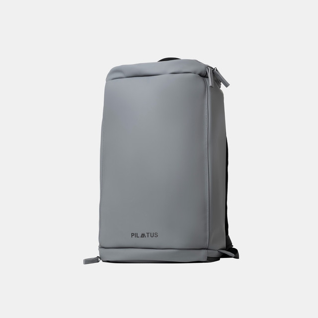Zaino grigio con logo nero, su sfondo bianco.