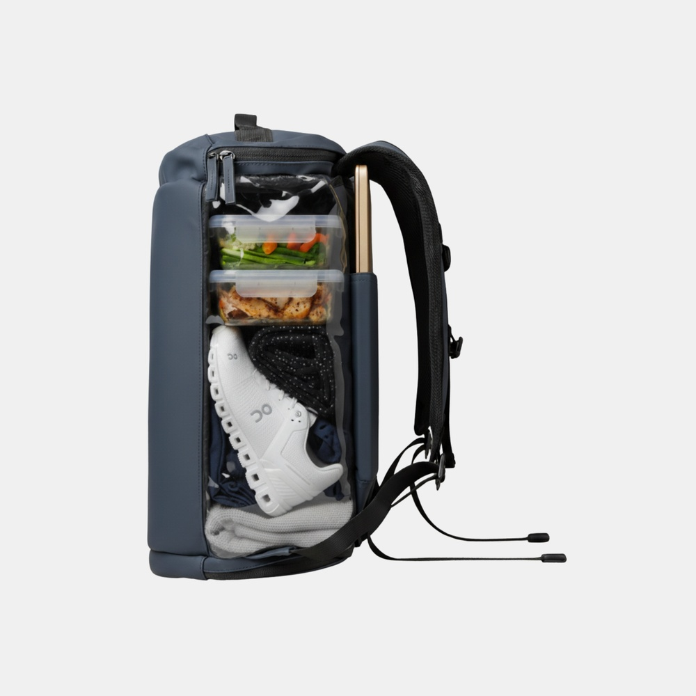 Zaino blu con scomparti trasparenti contenenti cibo, vestiti e una scarpa.