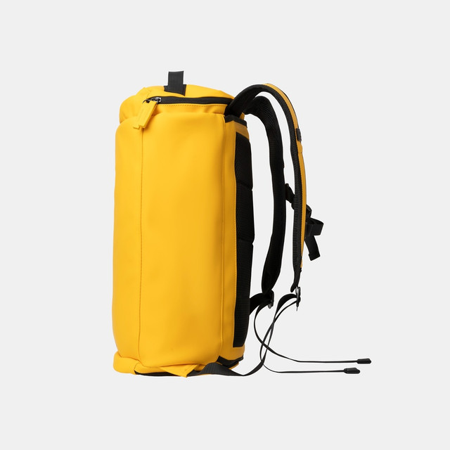 Uno zaino giallo con spalline e cerniere nere, mostrato di lato.