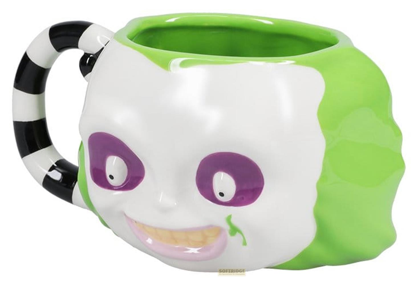 Grüne und weiße Tasse mit Beetlejuice-Gesicht und schwarz-weißer Streifengriff.