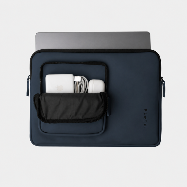 Custodia blu scuro per laptop con laptop, caricabatterie, cavo e auricolari.