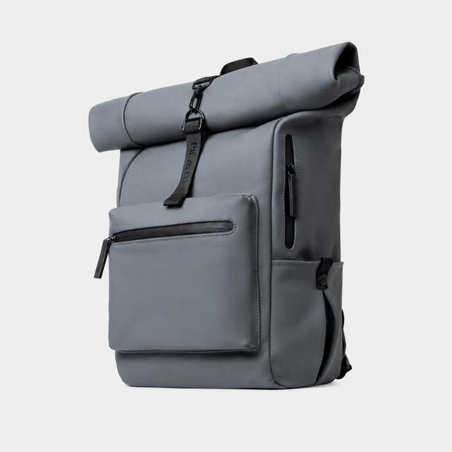 Uno zaino grigio roll-top con cerniere nere e tasca frontale.