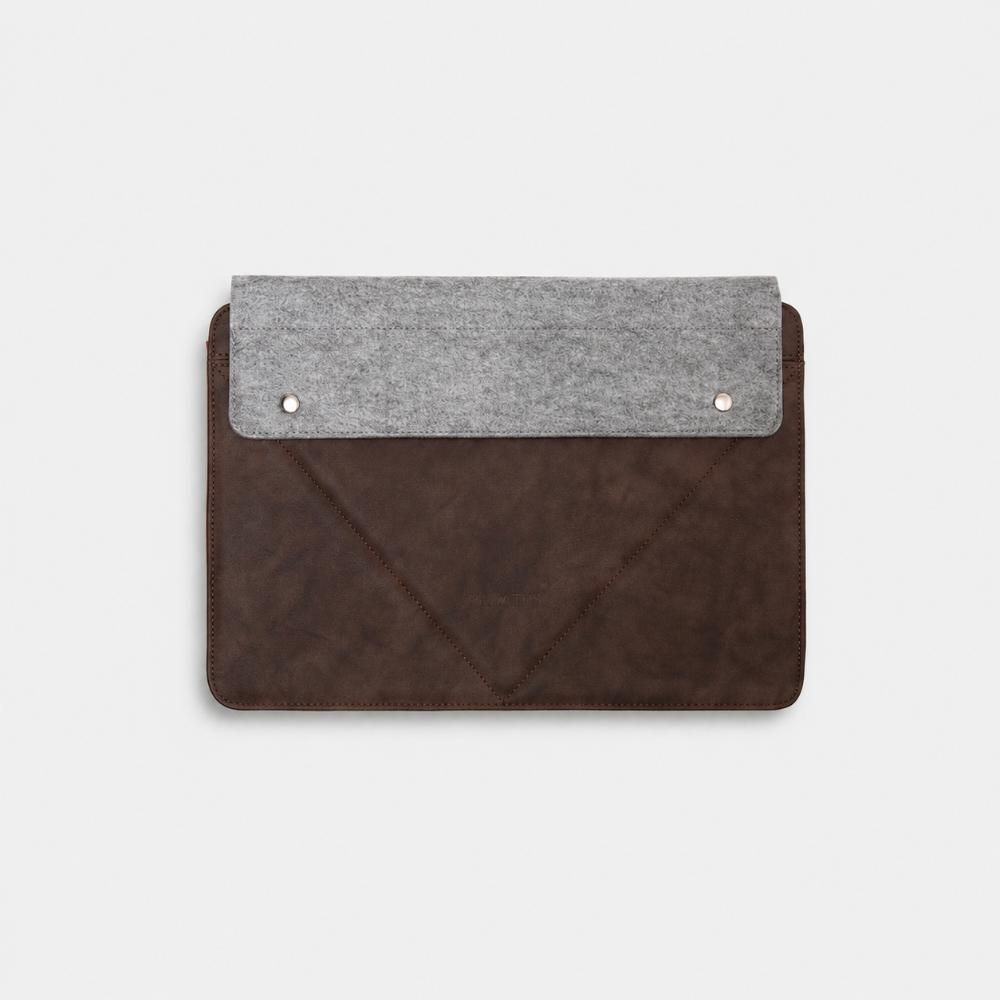 Custodia in pelle marrone con patta in feltro grigio e due bottoni.