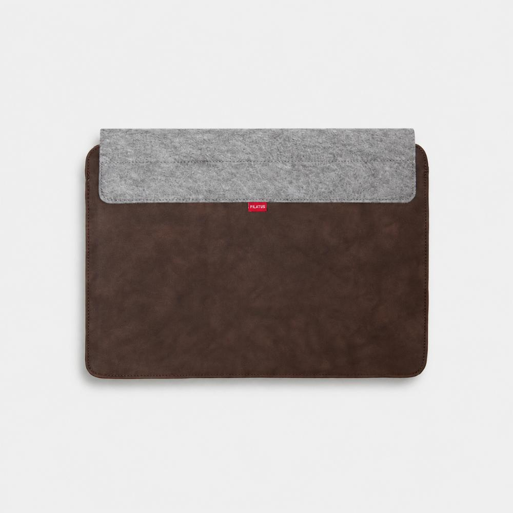 Custodia marrone per laptop con patta in feltro grigio e logo rosso.