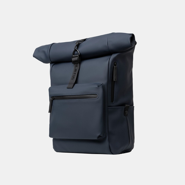 Uno zaino blu scuro con chiusura roll-top e una tasca frontale.