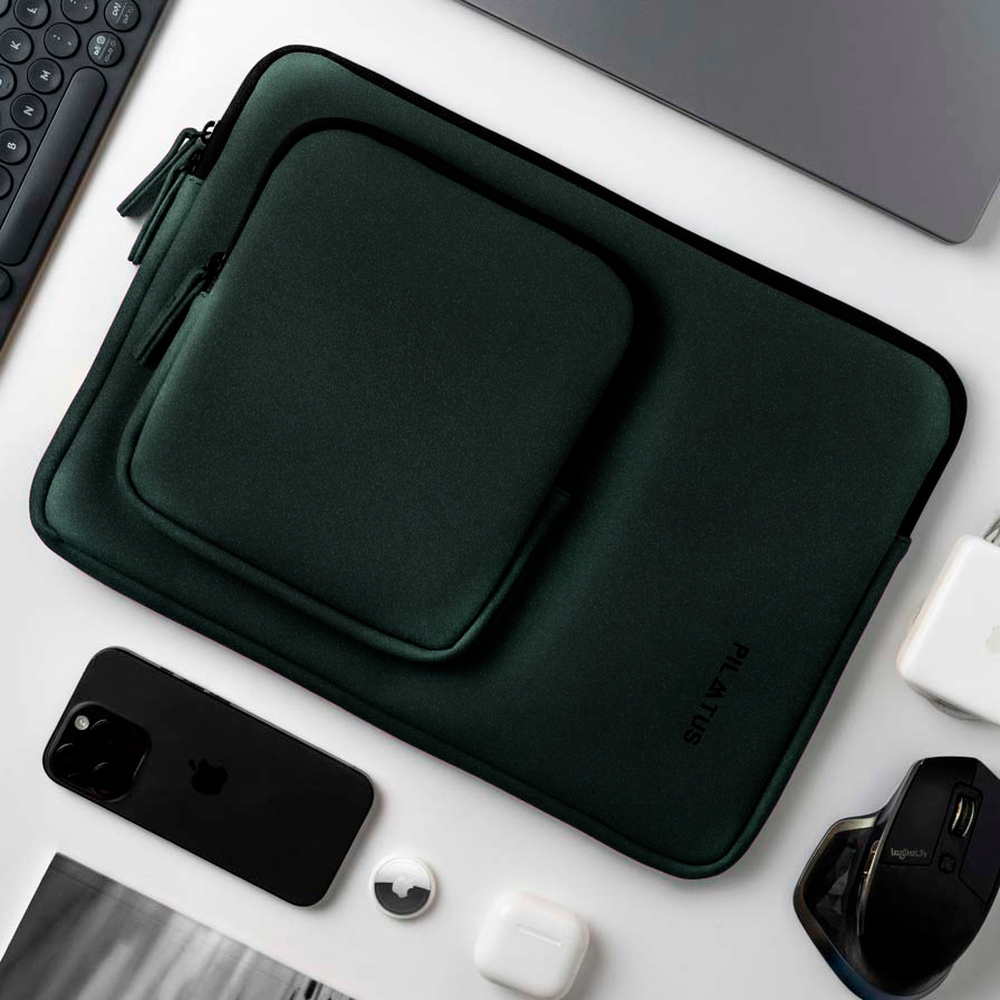 Custodia verde scuro per laptop con accessori: telefono, mouse e tastiera.