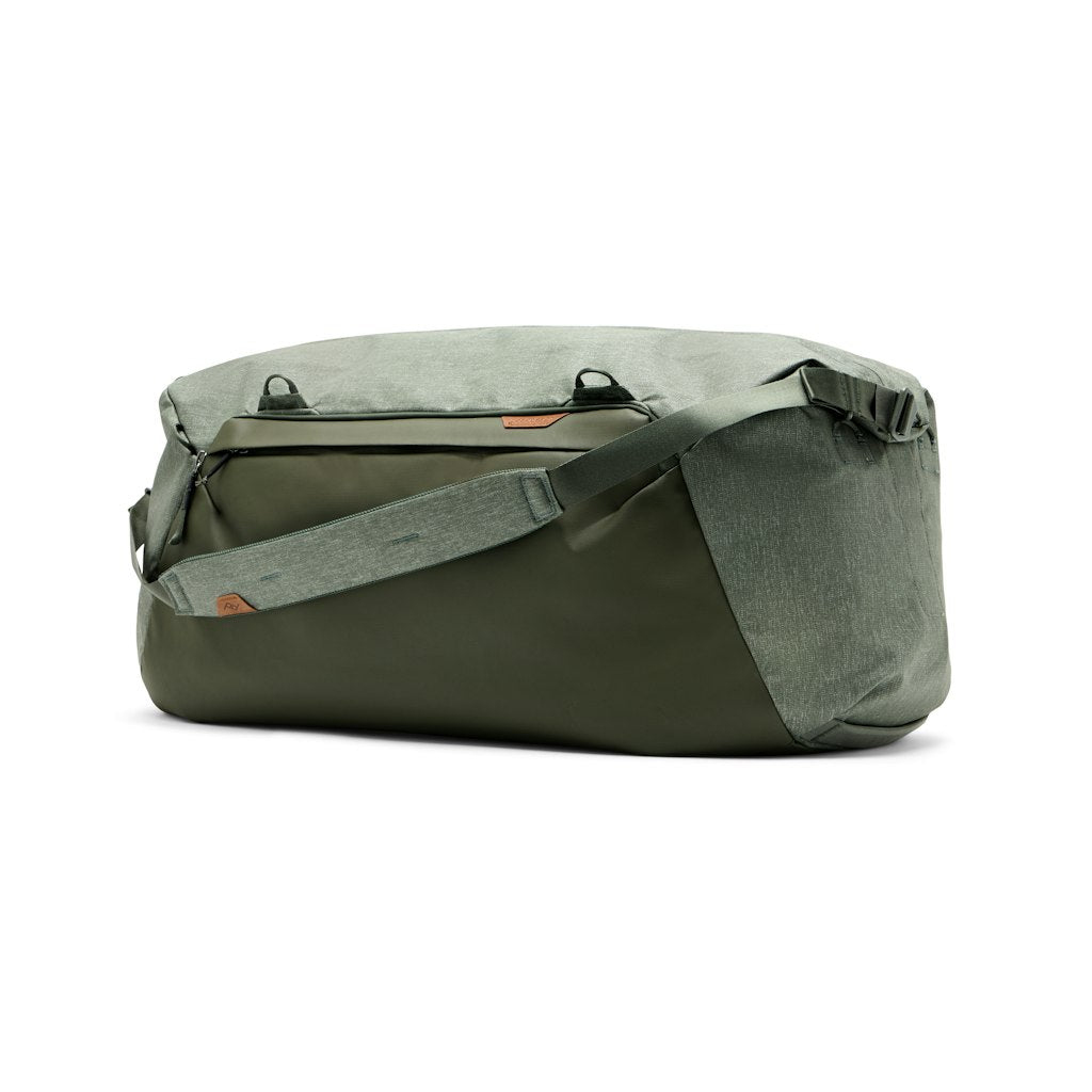 Eine zweifarbige Reisetasche in Olivgrün und dunklerem Grün, mit Schultergurt.