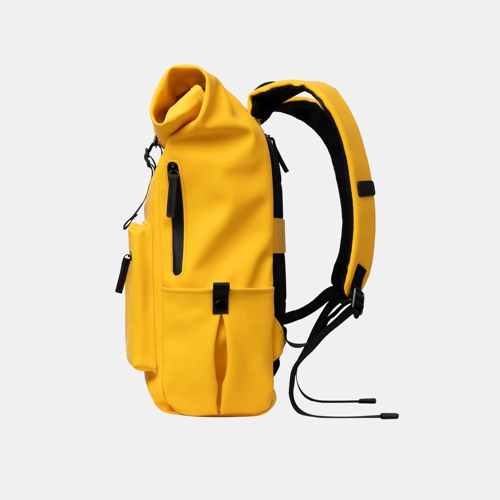 Zaino giallo roll-top con cerniere e tasche nere.