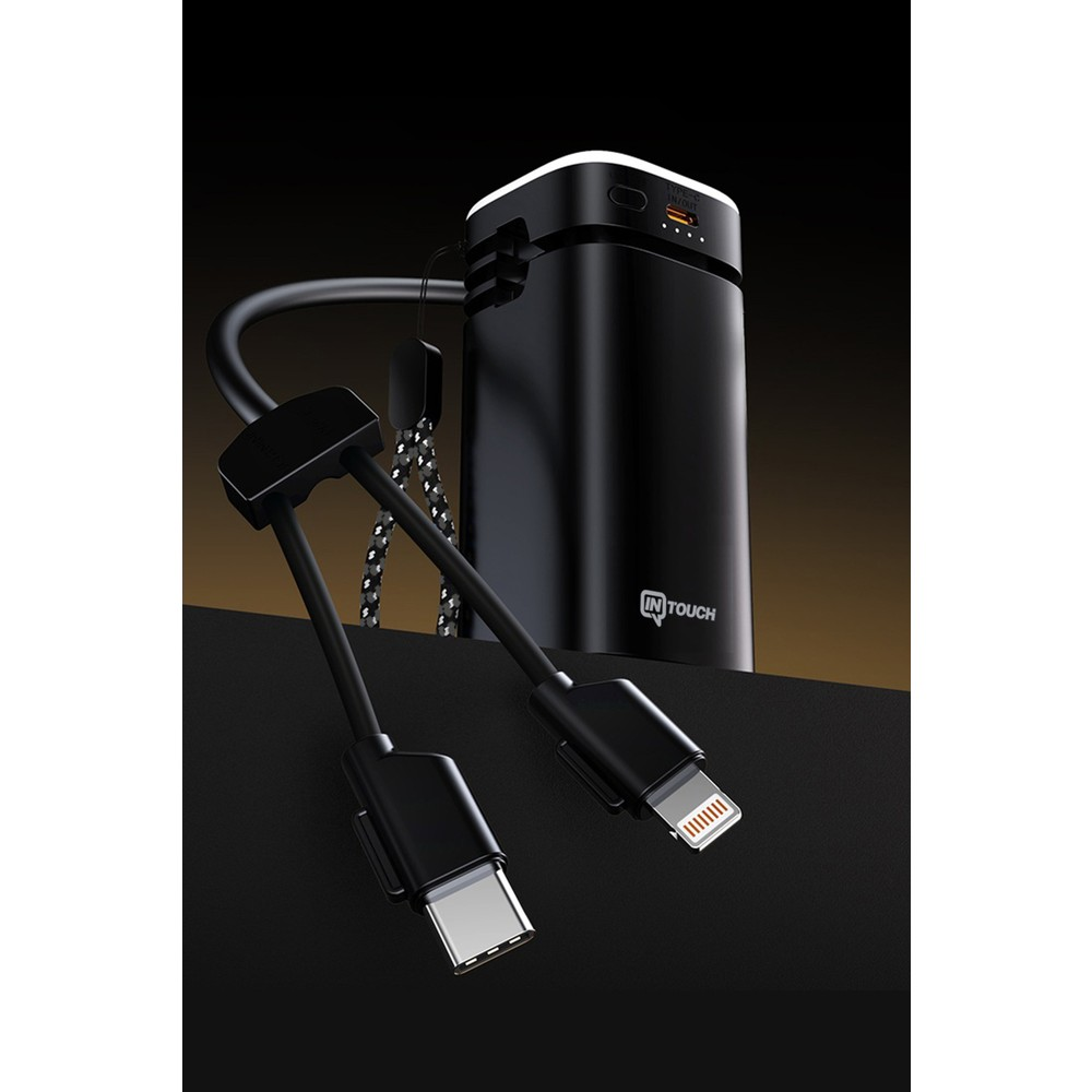 USB-C ve Lightning kablolu siyah powerbank. Koyu arka plan üzerinde.