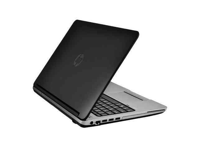 Ein geöffneter schwarzer HP Laptop mit silberner Tastatur auf weißem Hintergrund.