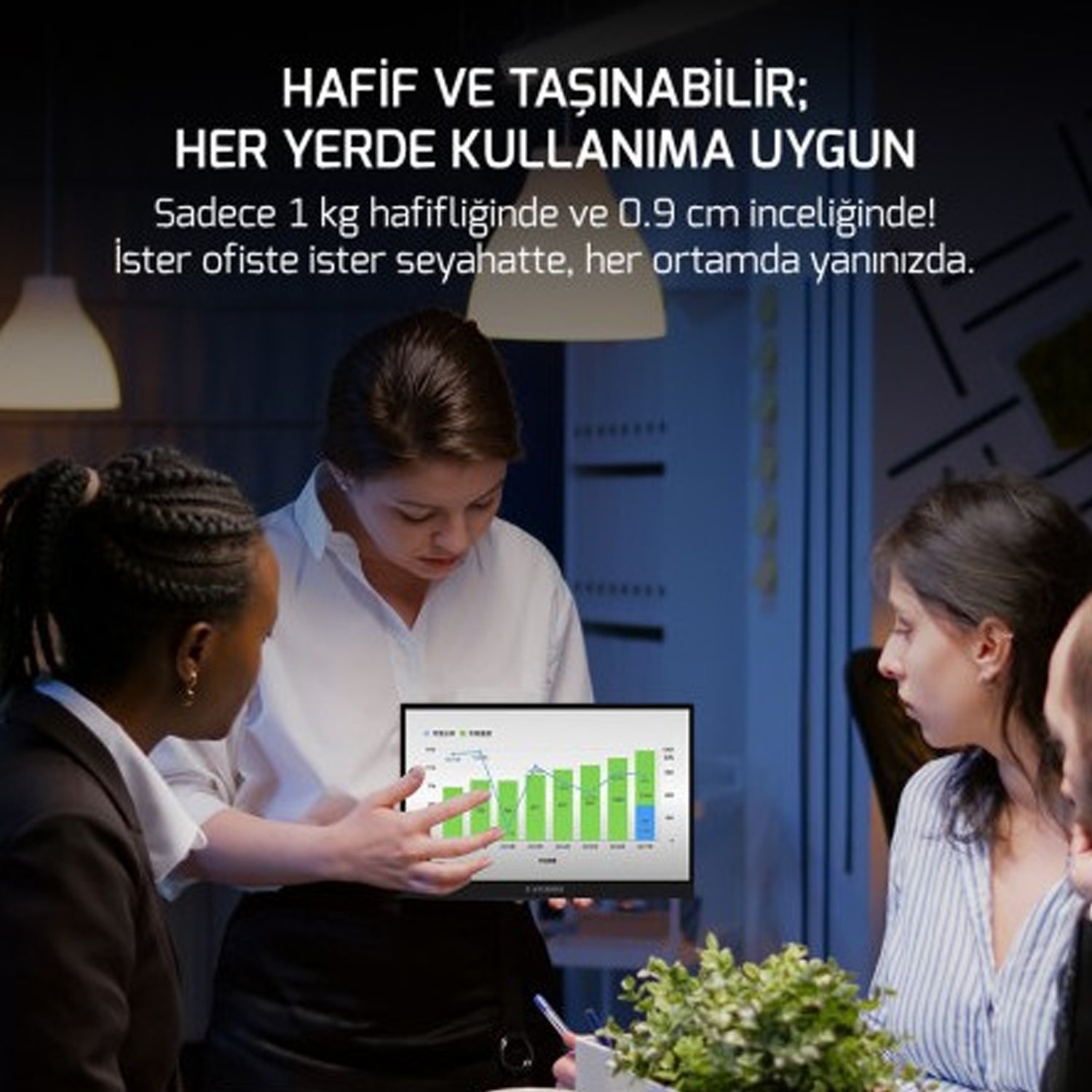 Kadınlar toplantıda laptopta grafik tartışıyor. Hafif ve taşınabilir.