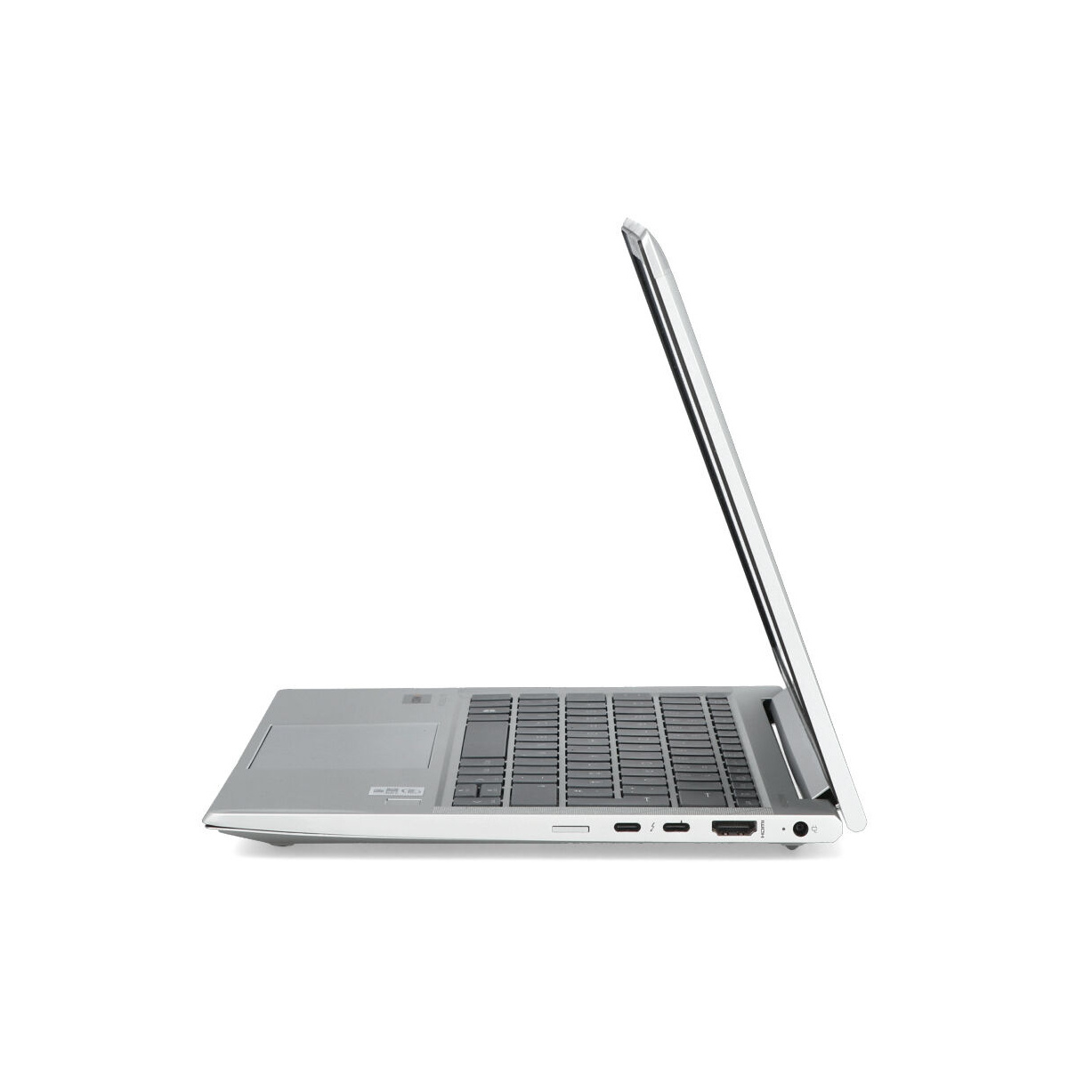 Ein silberner Laptop im Seitenprofil, Bildschirm geöffnet, auf weißem Hintergrund.