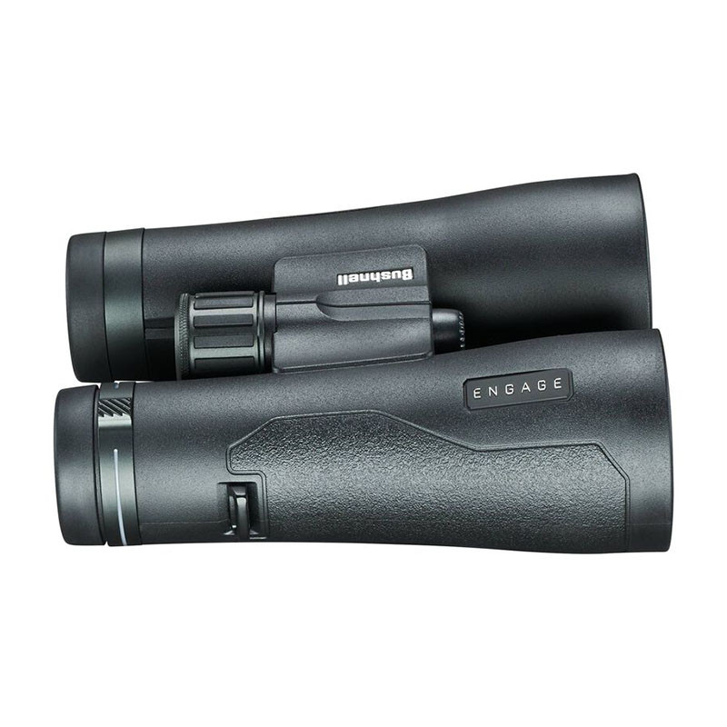Schwarze Bushnell Engage Ferngläser auf weißem Hintergrund. Die Ferngläser sind schräg.