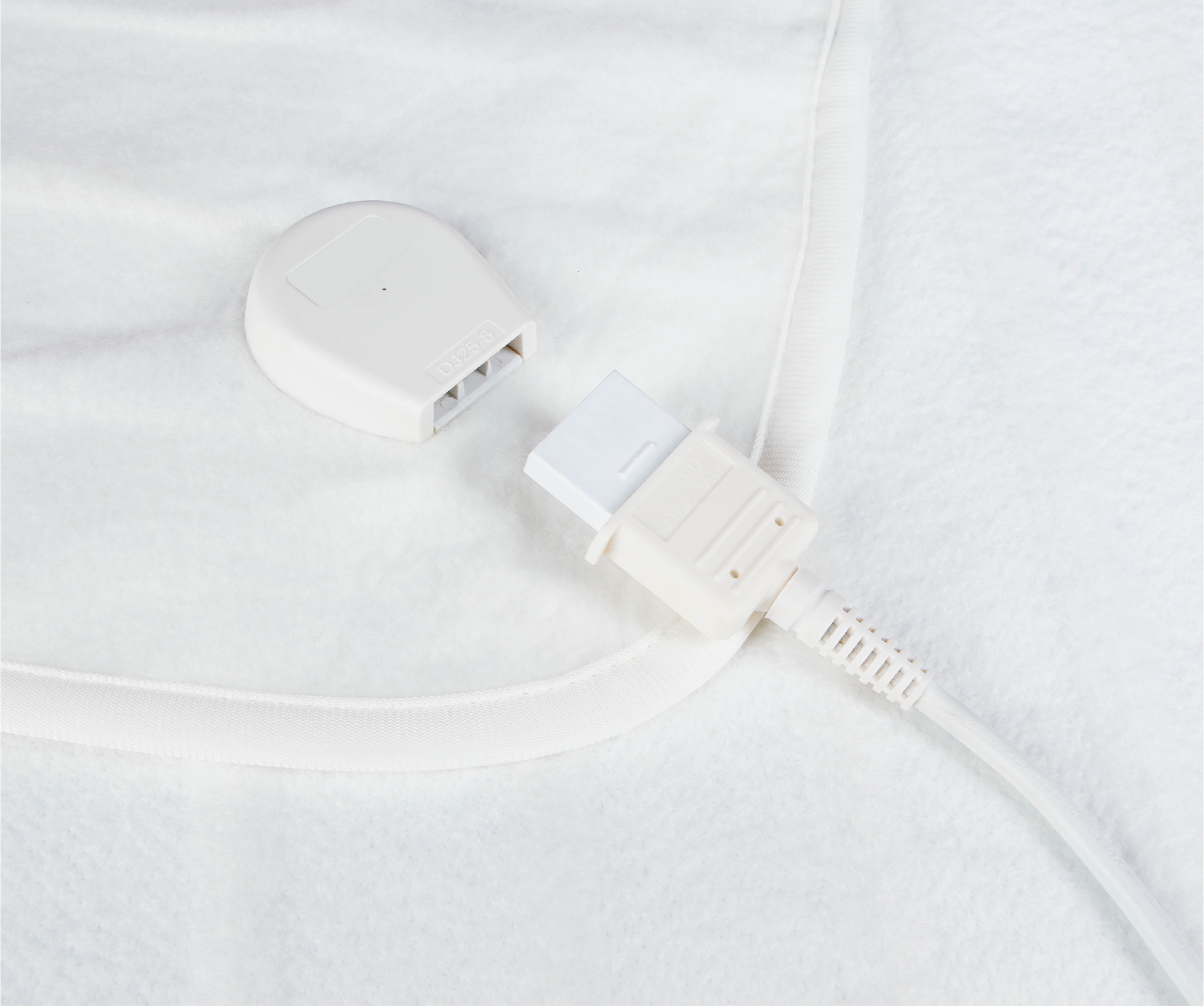 Ein weißes Kabel mit einem Stecker und einer Buchse auf einer weißen Decke.