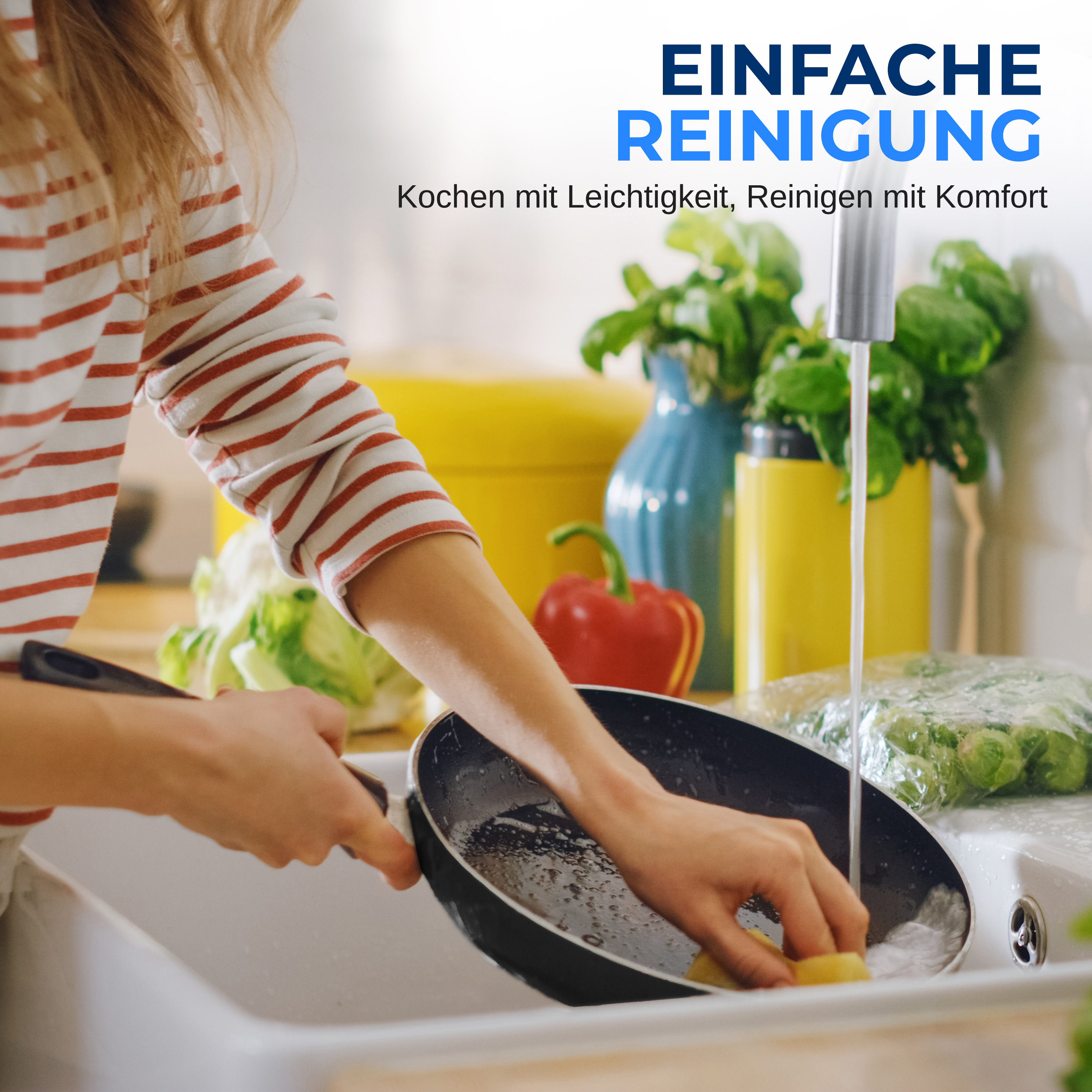 Eine Person reinigt eine Pfanne in einem Spülbecken mit Gemüse im Hintergrund.