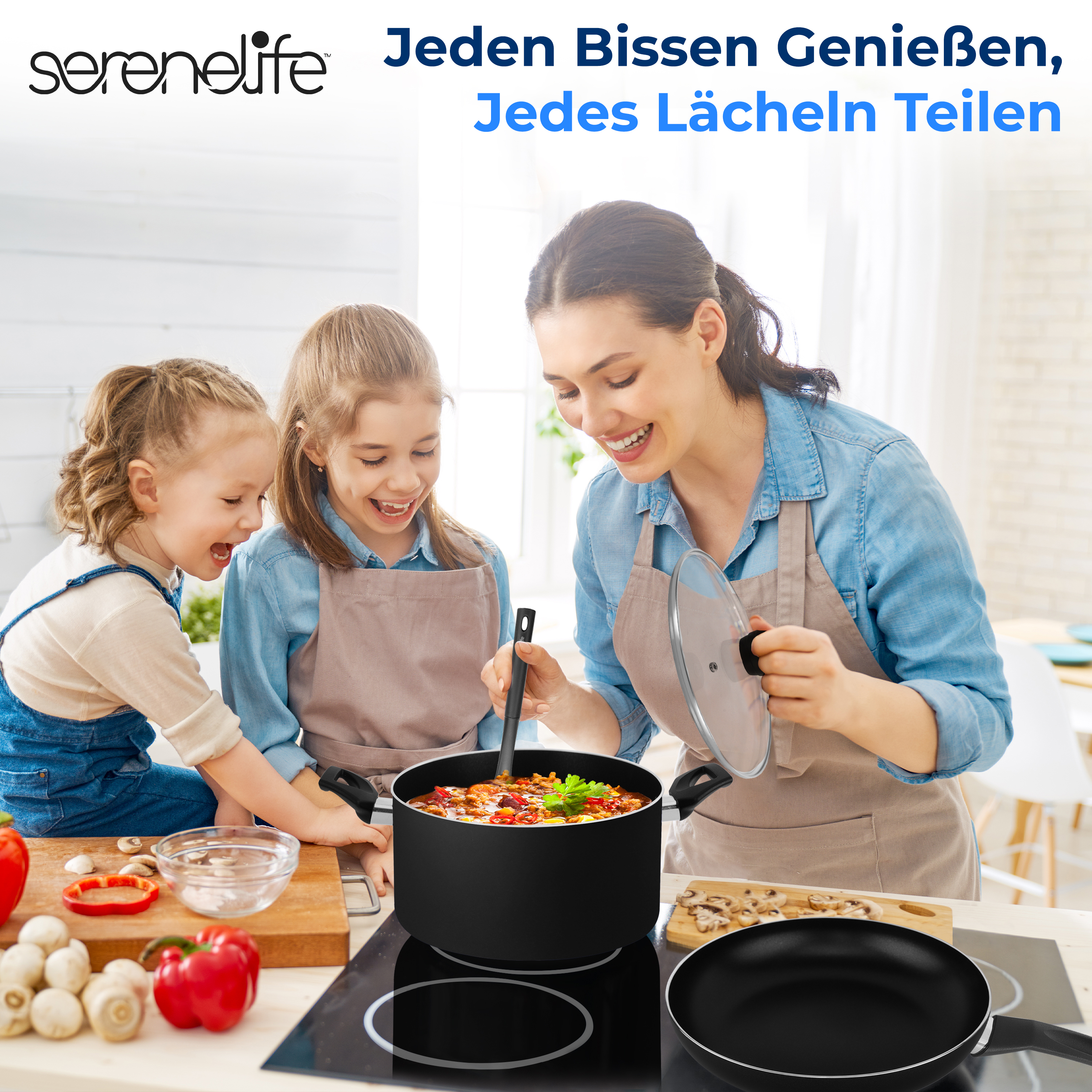 Mutter und zwei Kinder kochen zusammen in der Küche mit Töpfen und Pfannen.