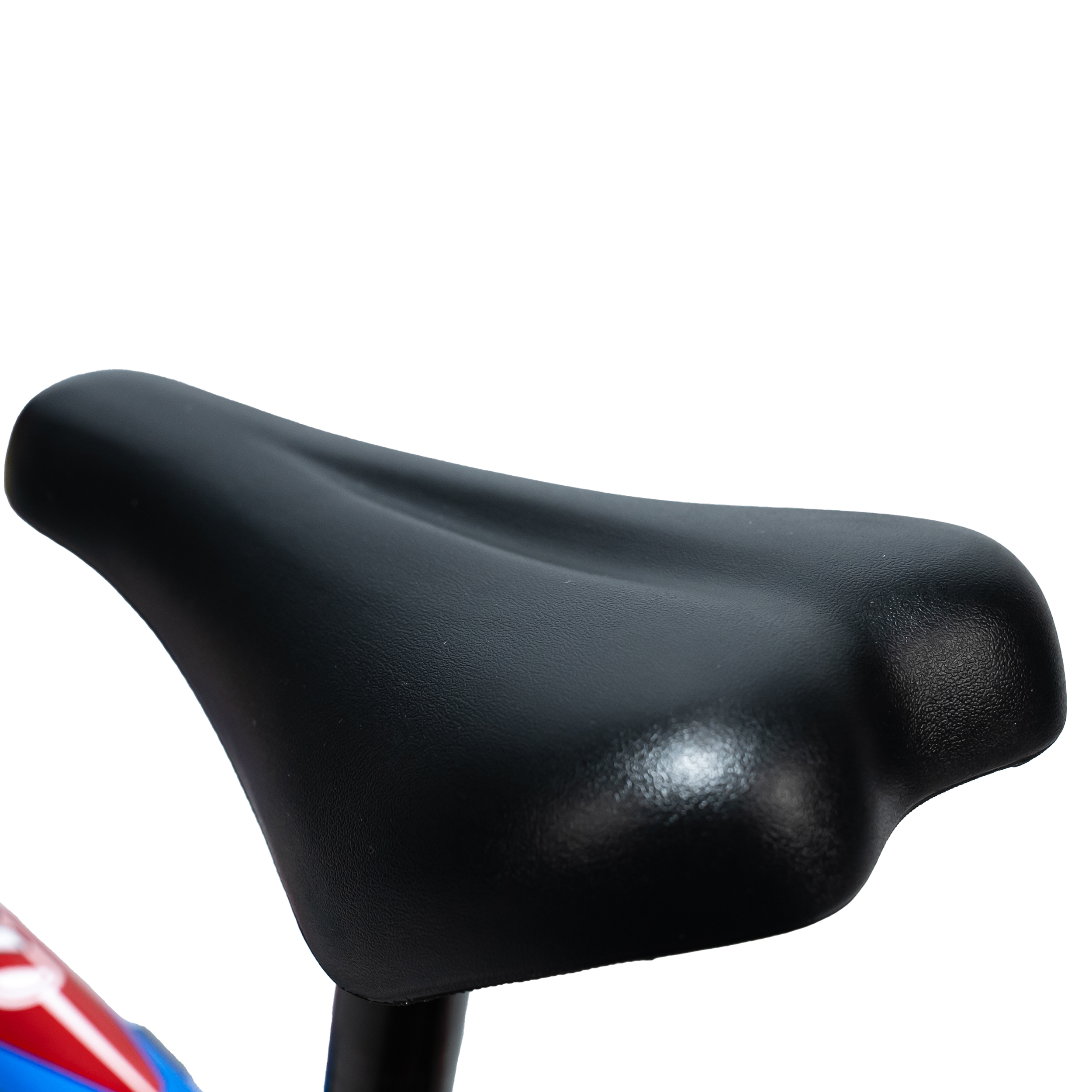 Schwarzer Fahrradsattel mit rotem und blauem Rahmen im Hintergrund.