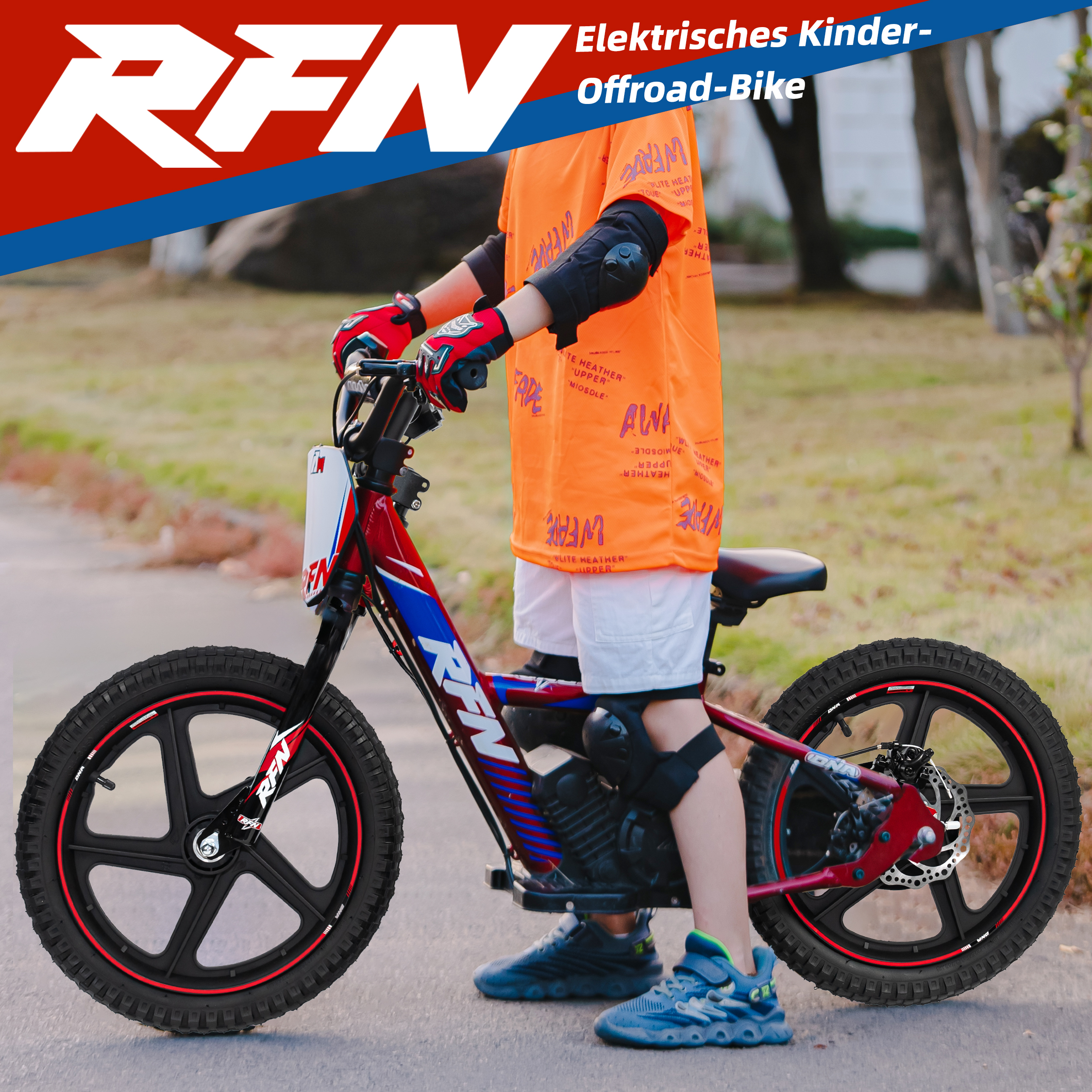 Ein Kind in orangefarbener Kleidung steht auf einem roten Elektro-Offroad-Bike.