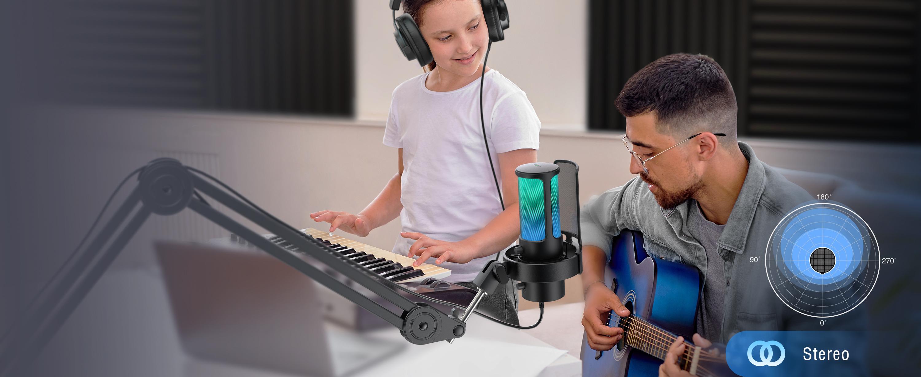 Ein Mann spielt Gitarre, ein Mädchen spielt Keyboard, ein Mikrofon leuchtet.