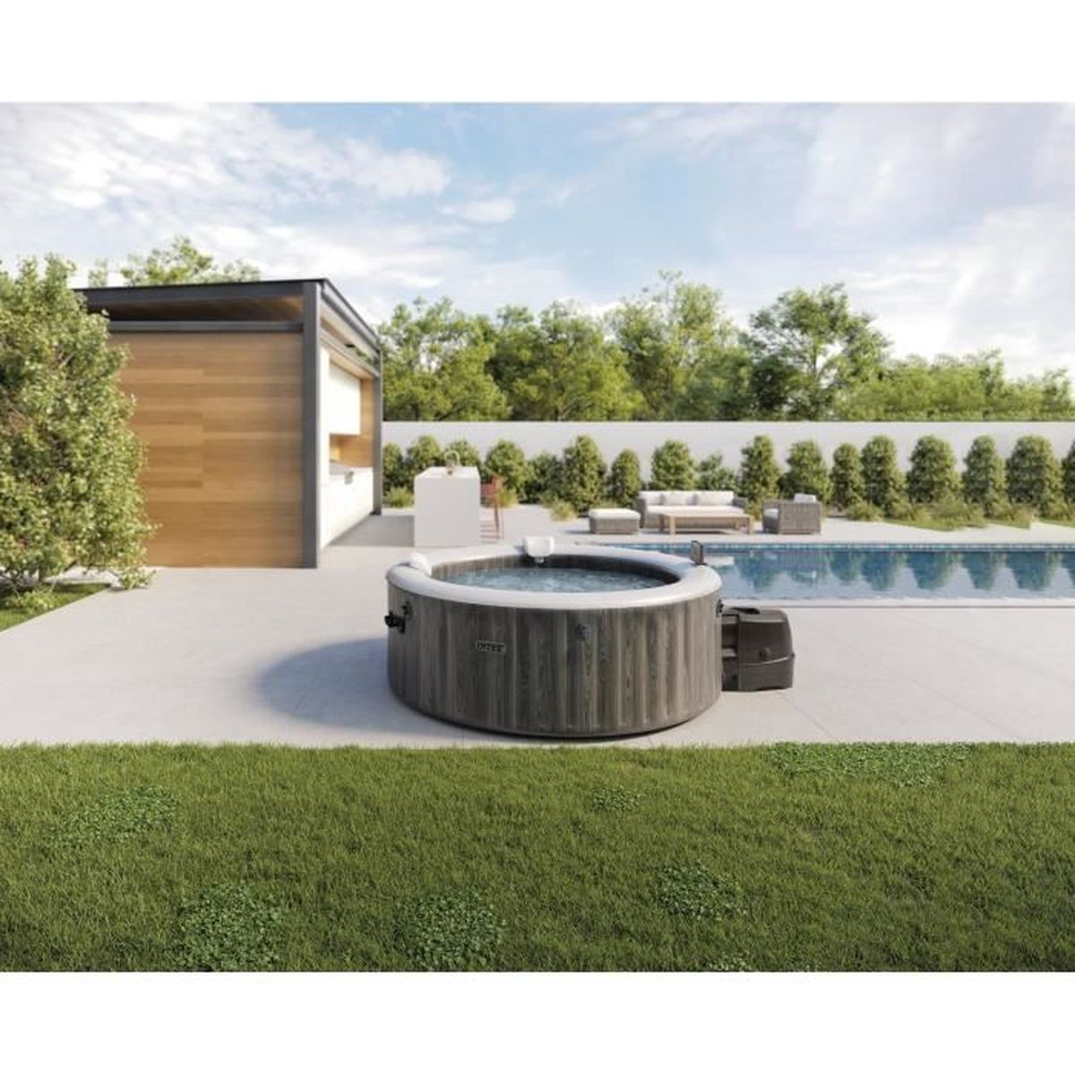 Aufblasbarer Whirlpool neben einem Pool, mit moderner Hütte und Rasen.