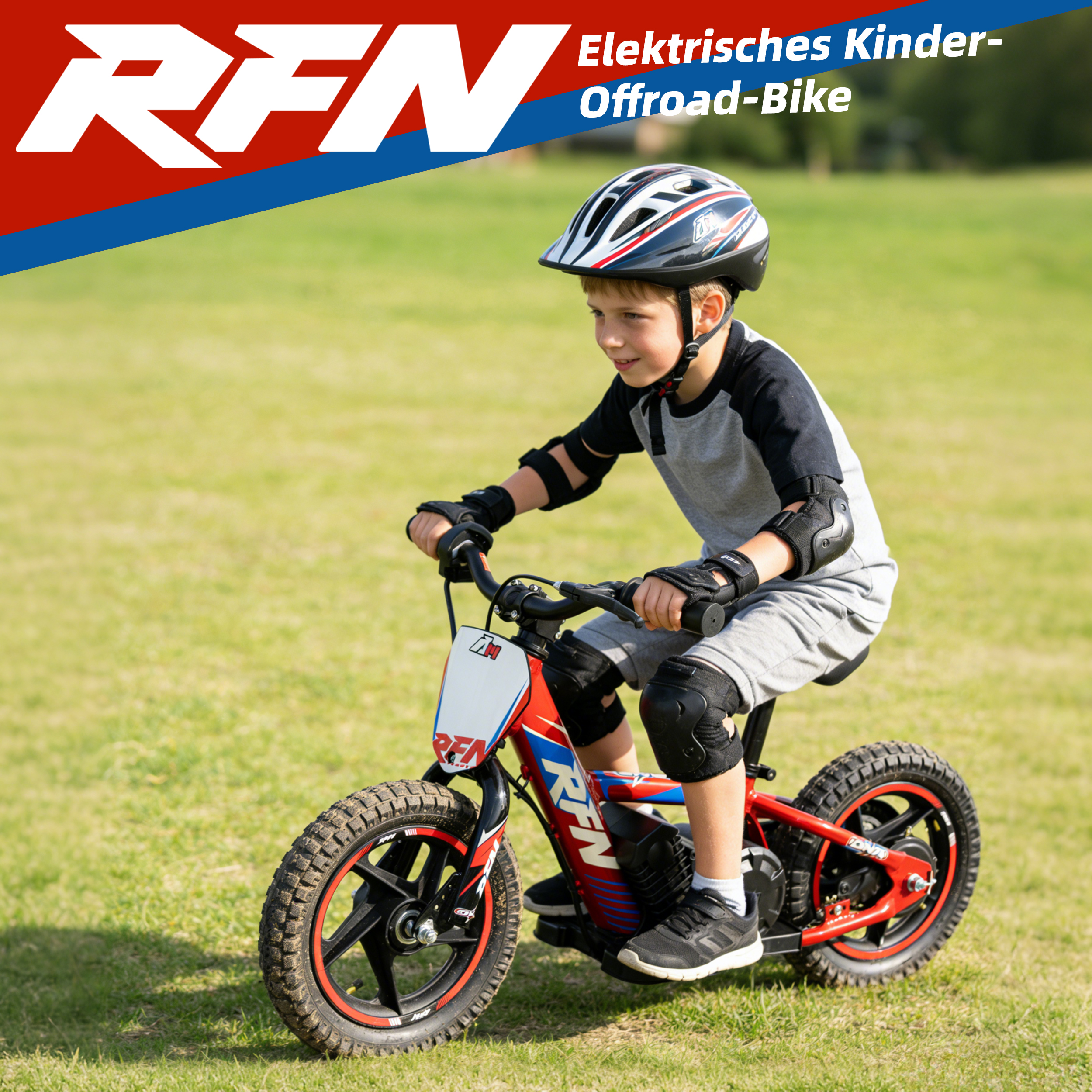 Ein Junge mit Helm fährt ein rotes Elektro-Offroad-Bike auf grünem Gras.