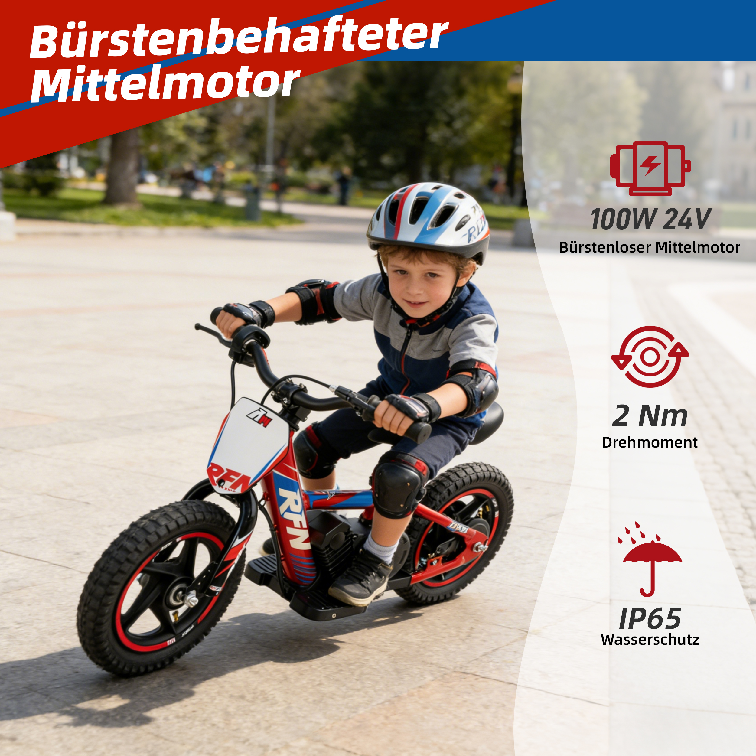 Ein Junge mit Helm fährt ein rotes und blaues Elektromotorrad im Freien.