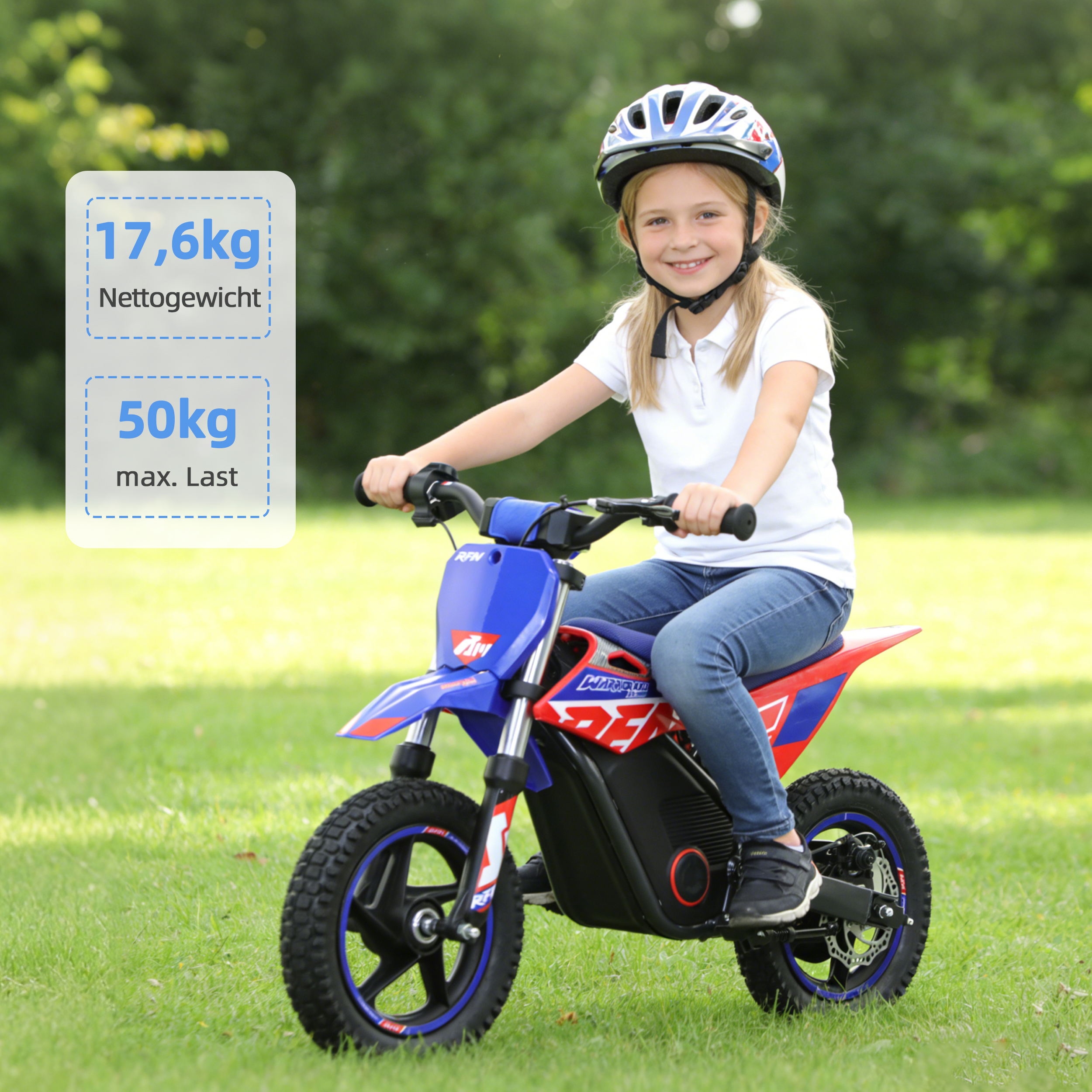 Ein Mädchen in Jeans und weißem Poloshirt fährt ein blau-rotes Motorrad im Freien.