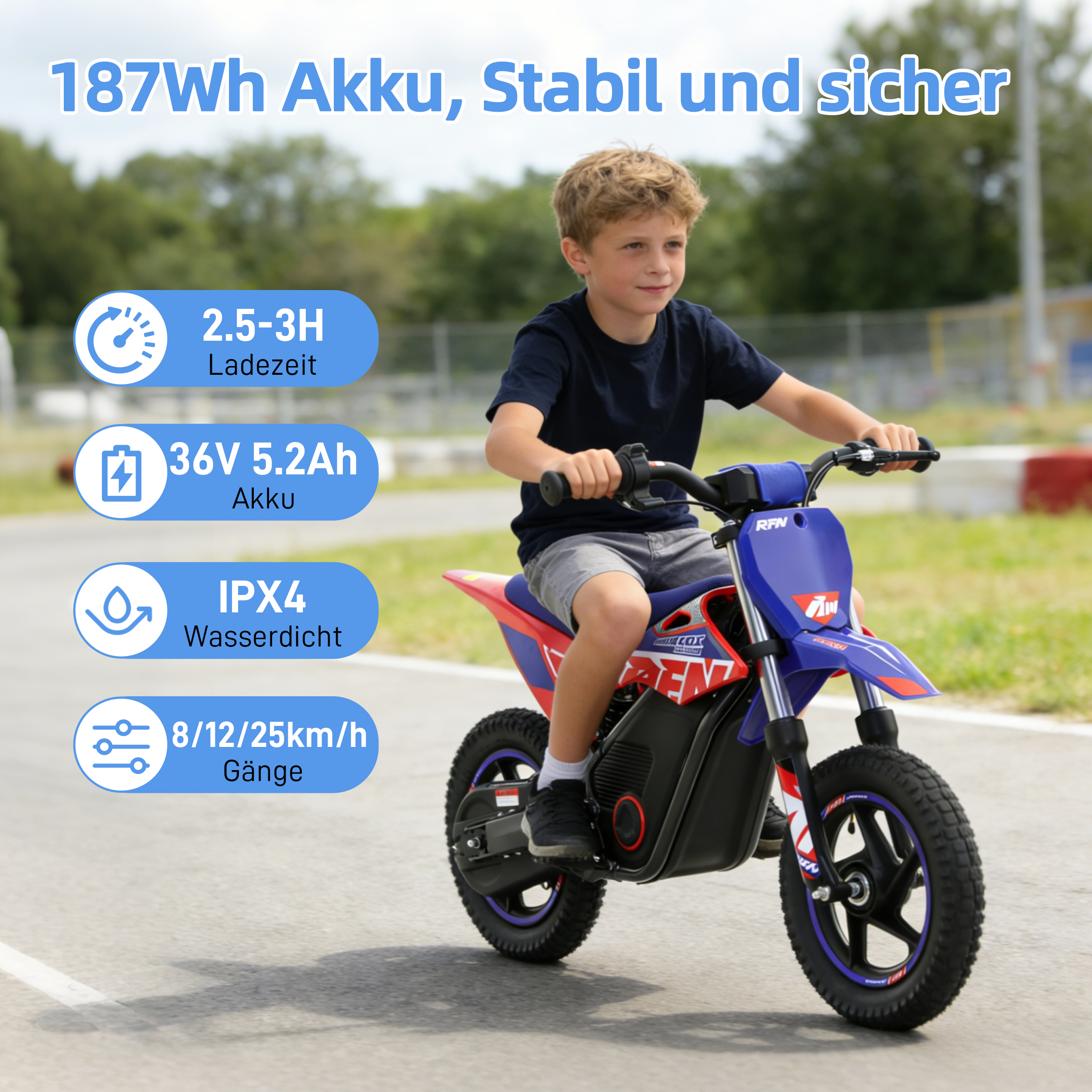 Ein Junge fährt ein blaues und rotes Elektromotorrad auf einer Rennstrecke.