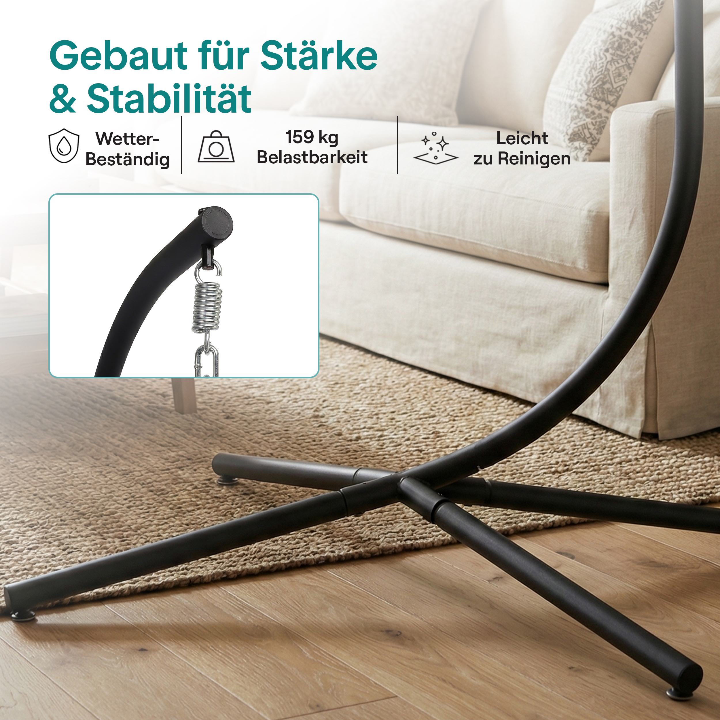 Ein schwarzer Hängesesselständer mit Feder und Kette auf einem Teppich.