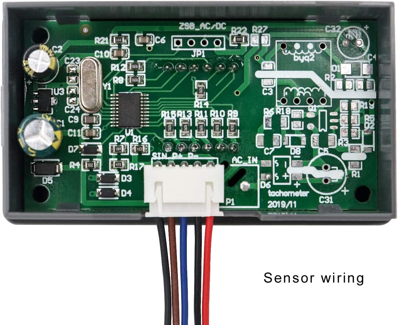 Grüne Leiterplatte mit elektronischen Bauteilen und Kabeln. Beschriftung 'Sensor wiring'.