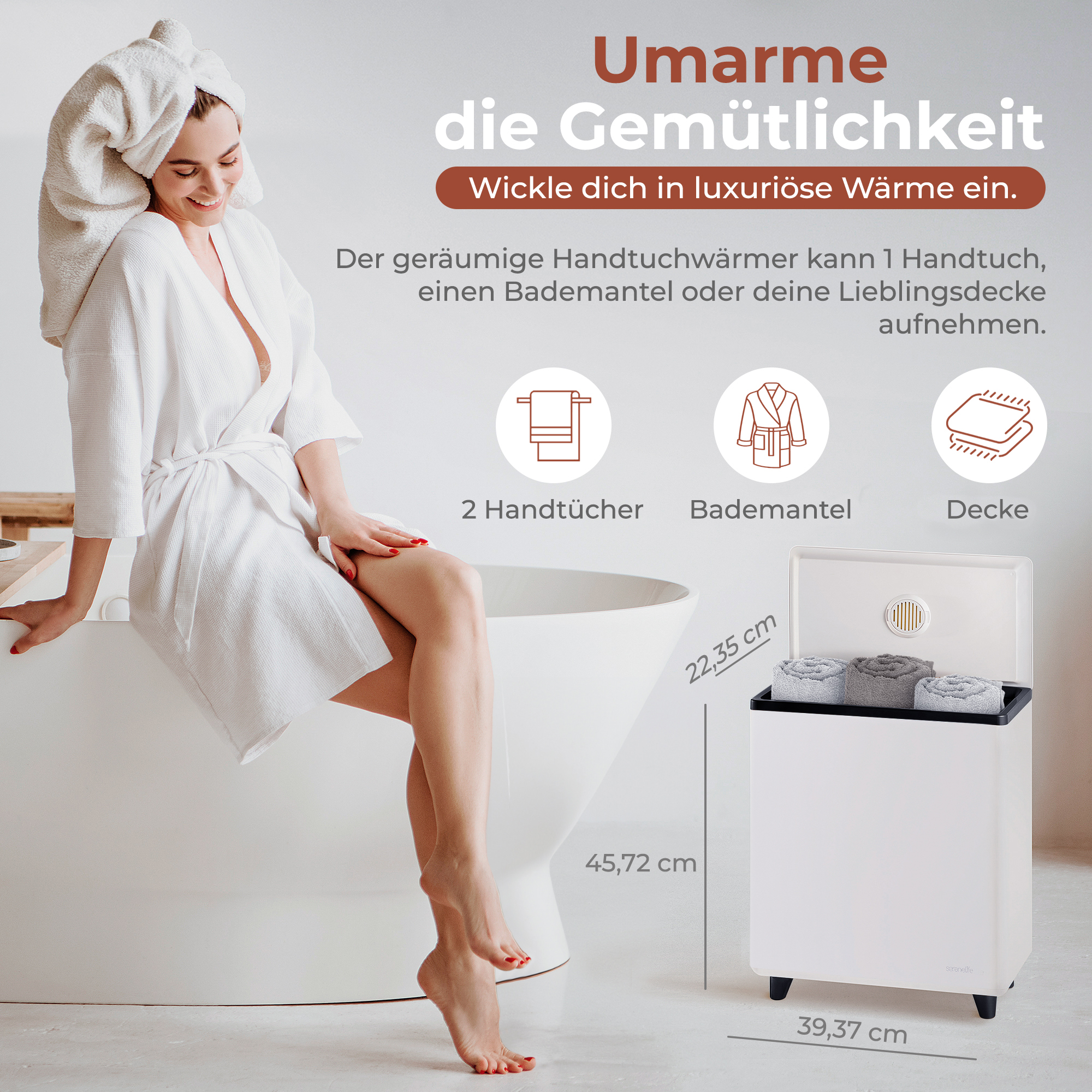 Frau im Bademantel neben einem weißen Handtuchwärmer mit aufgerollten Handtüchern.