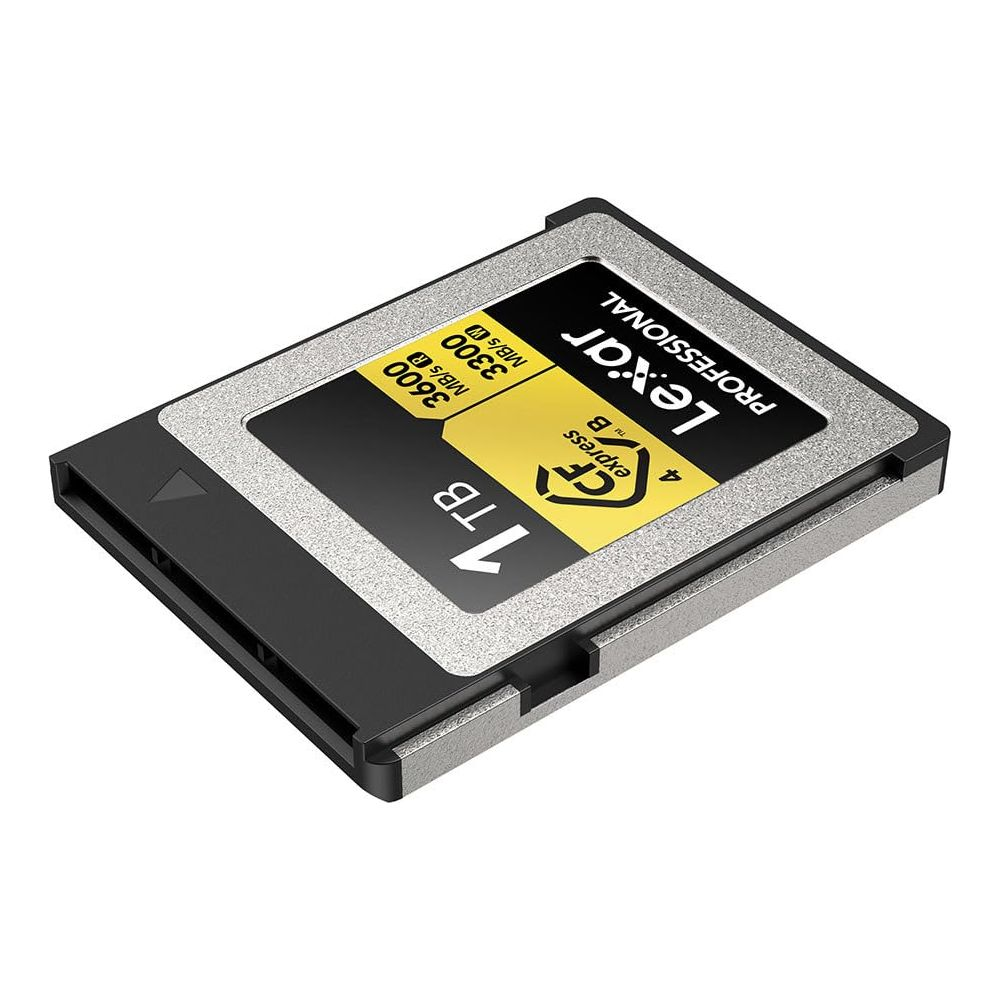 Una scheda di memoria Lexar Professional 1TB CFexpress Type B con valutazioni di velocità.