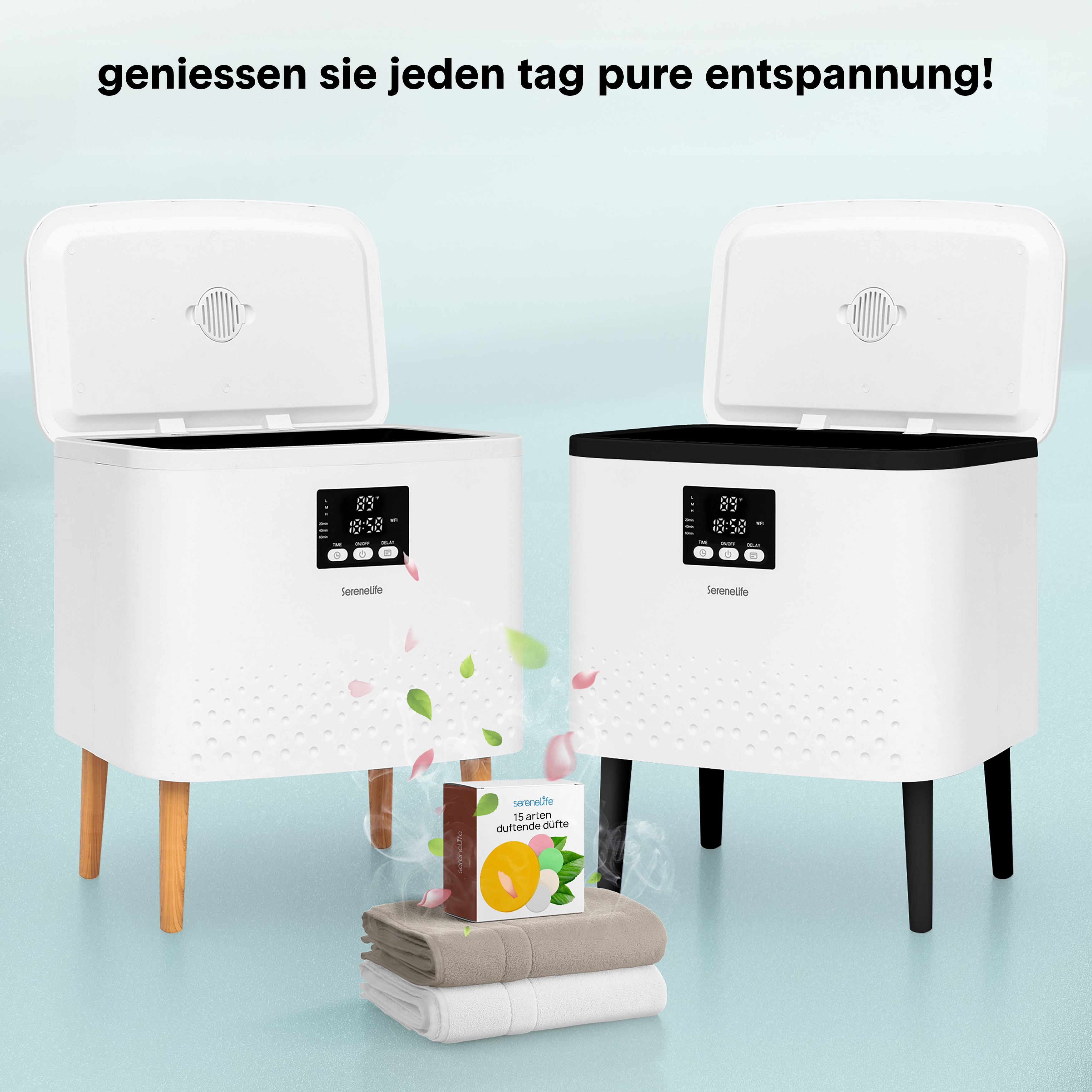 Zwei weiße Luftreiniger mit Displays und Holzböden/schwarzen Beinen.