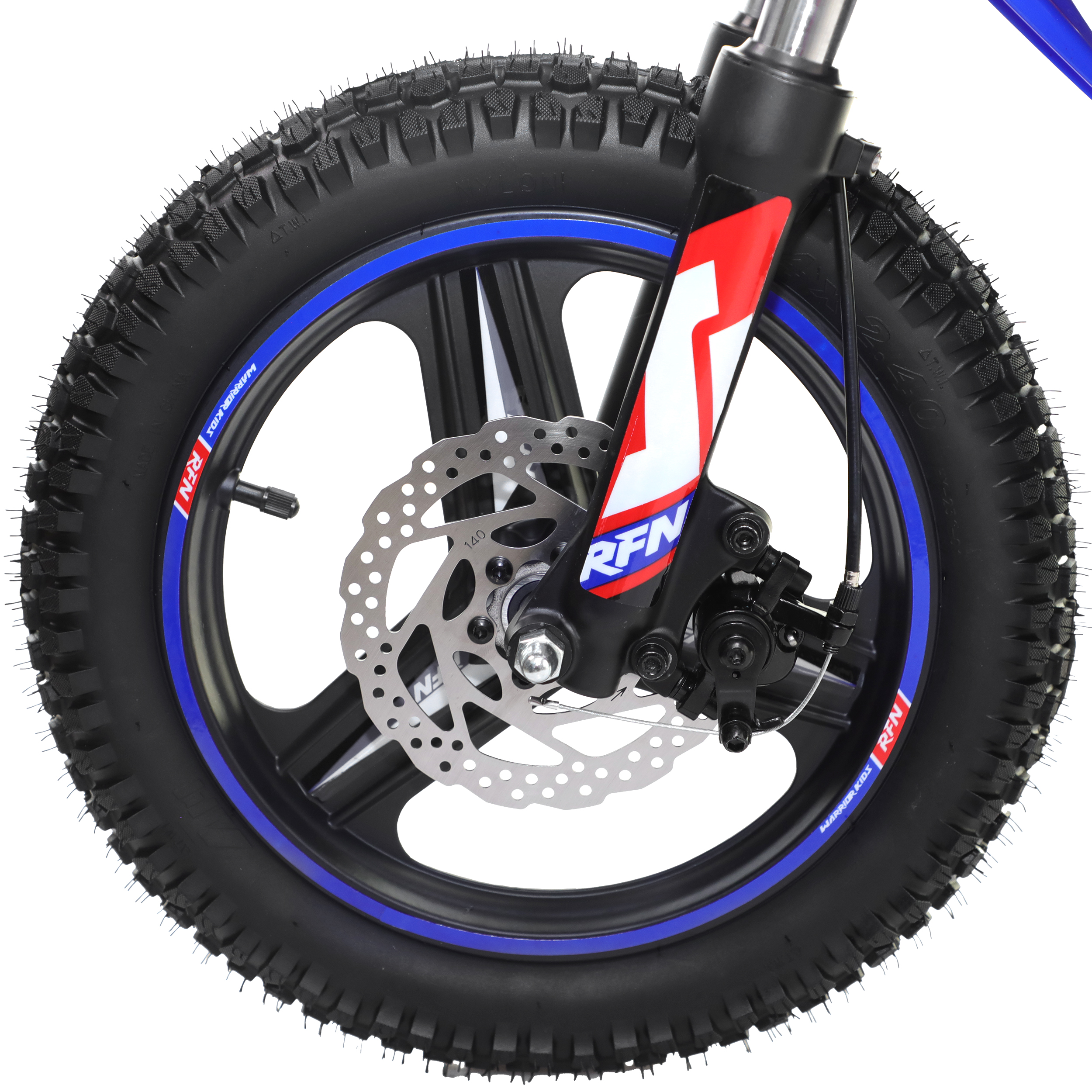 Detailansicht eines Fahrradreifens mit blauer Felge, Bremsscheibe und Aufklebern.
