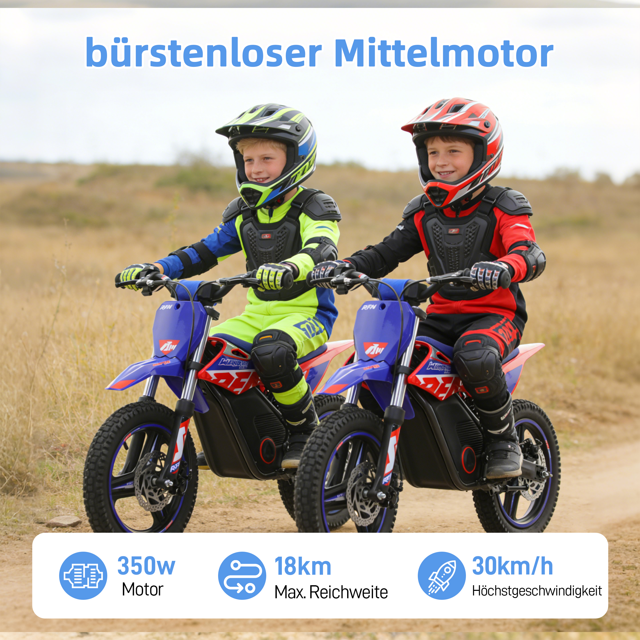 Zwei Jungen in Schutzkleidung fahren Motorräder im Freien.