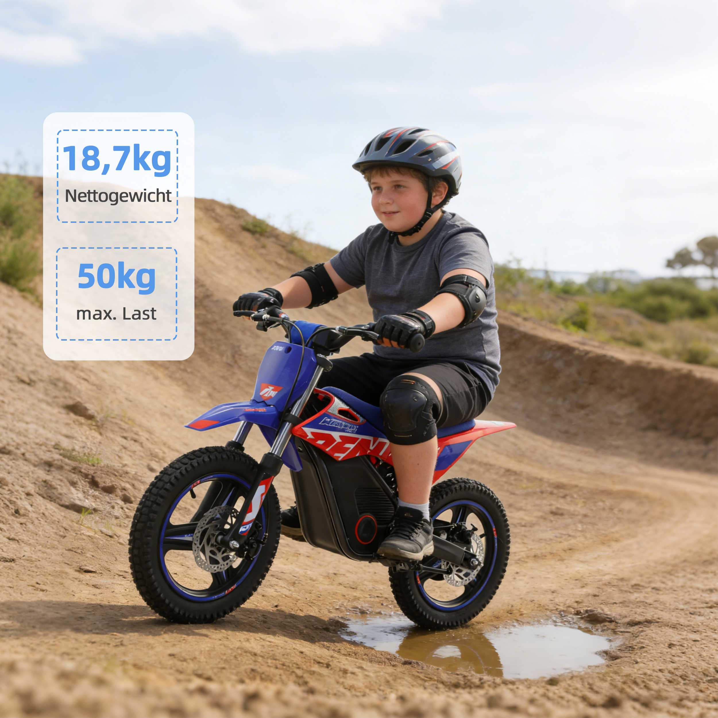 Junge fährt blau-rotes Elektro-Dirtbike im Gelände, trägt Helm und Schutzkleidung.