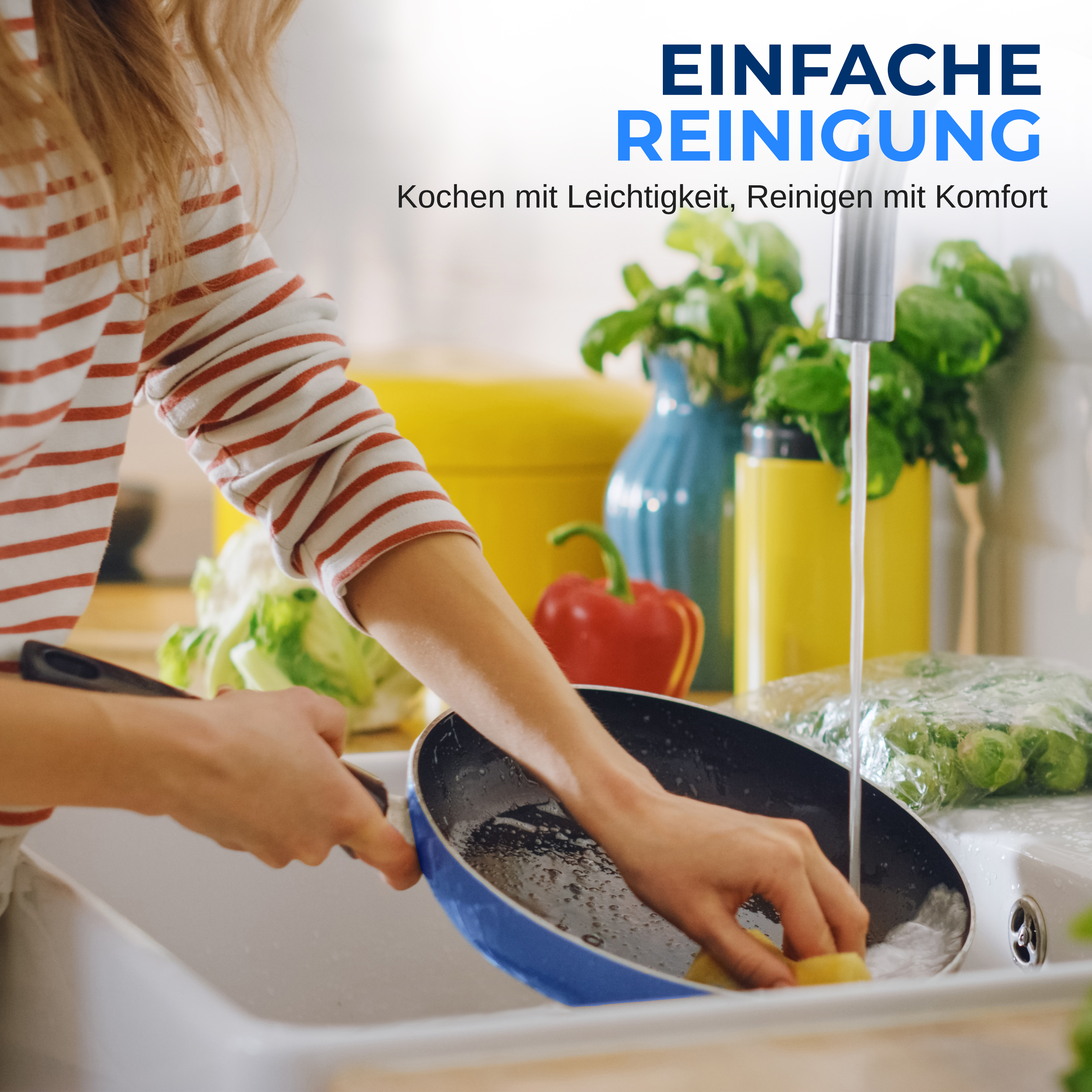 Eine Person schrubbt eine Pfanne im Spülbecken, mit Gemüse im Hintergrund.