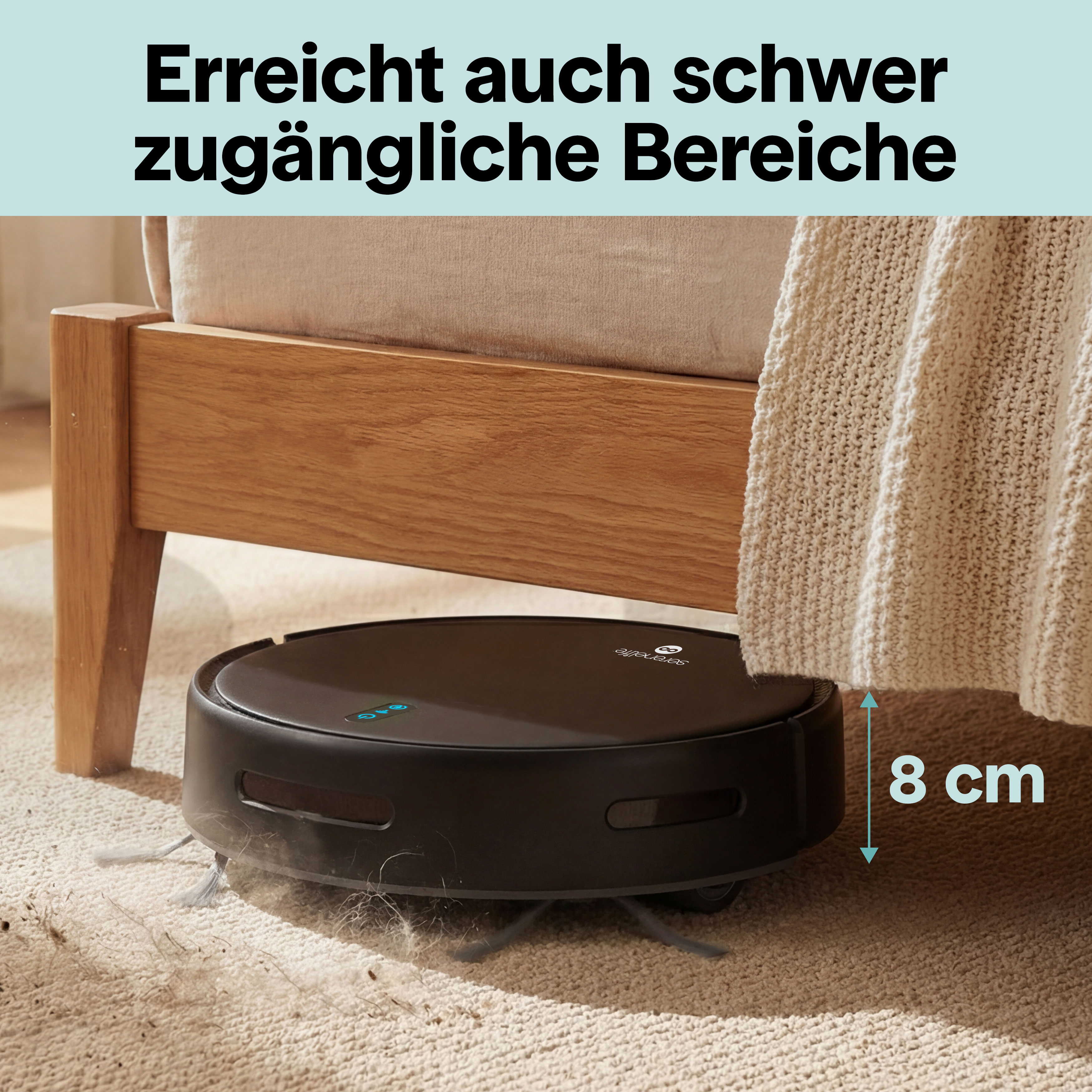 Schwarzer Saugroboter reinigt Teppich unter einem Bettrahmen aus Holz.