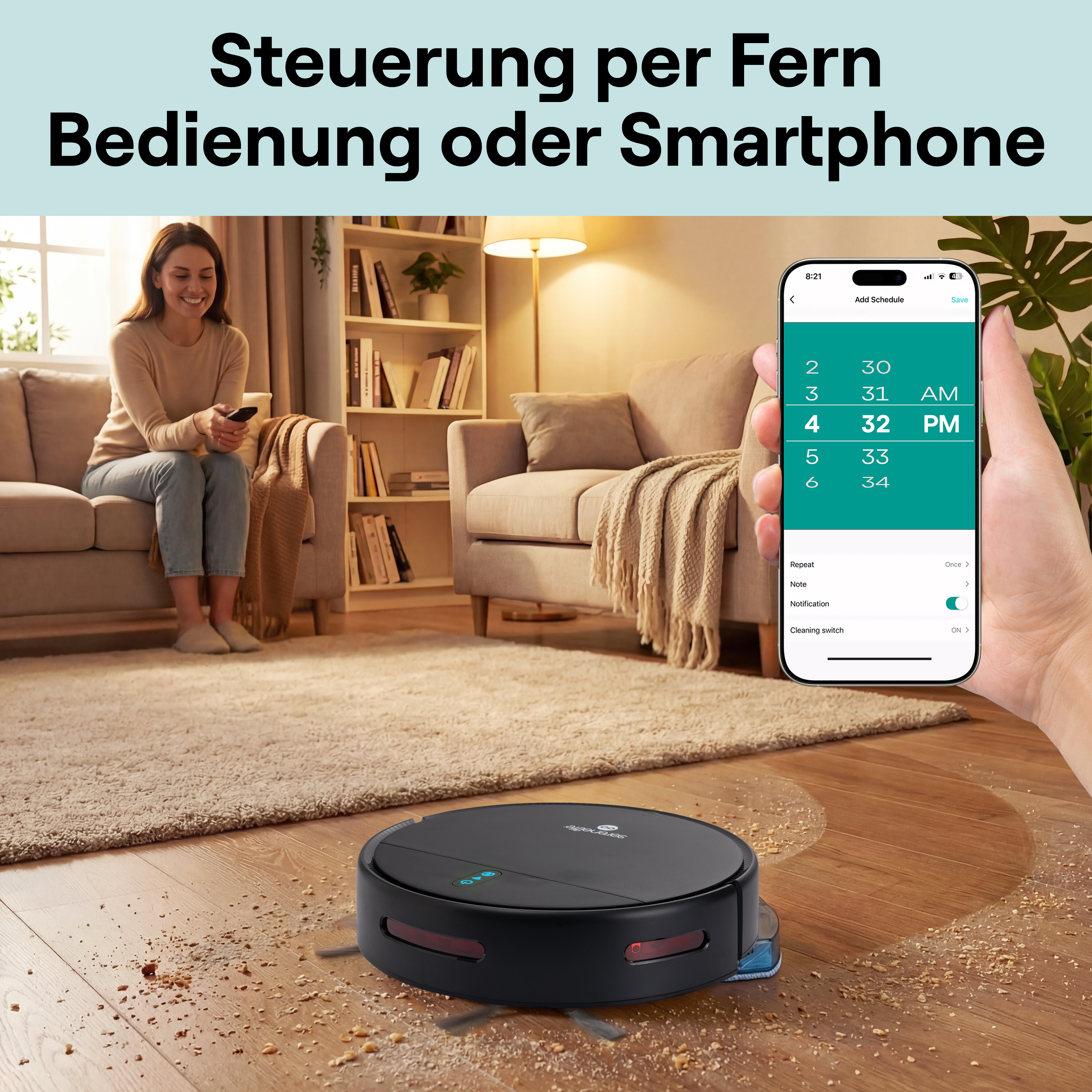 Ein Saugroboter reinigt einen Holzboden, während eine Frau auf dem Sofa sitzt.