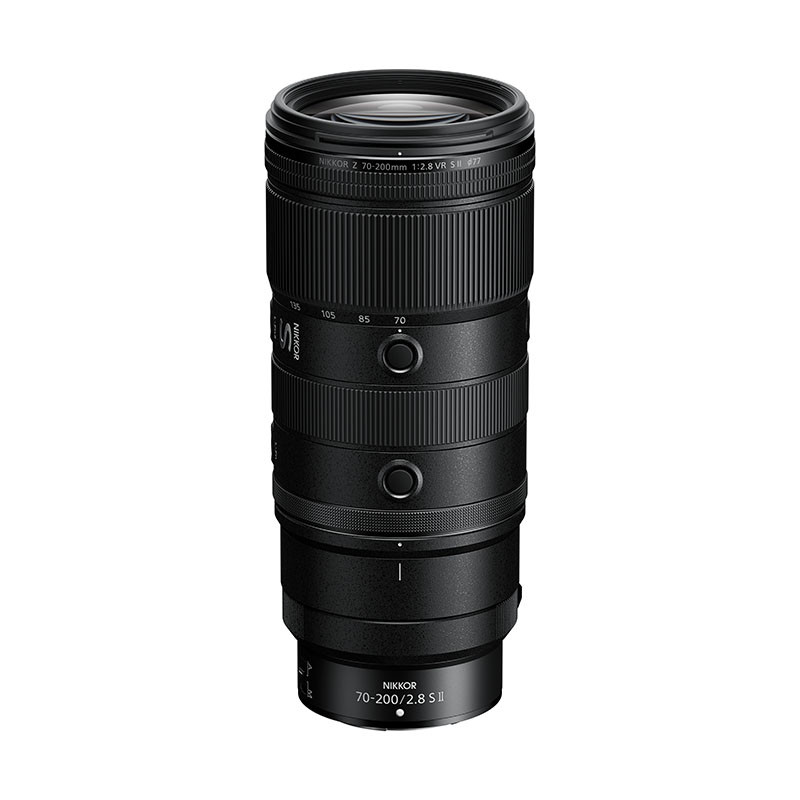 Yakınlaştırma ve odak halkalarına sahip siyah bir NIKKOR 70-200mm f/2.8 S lens.