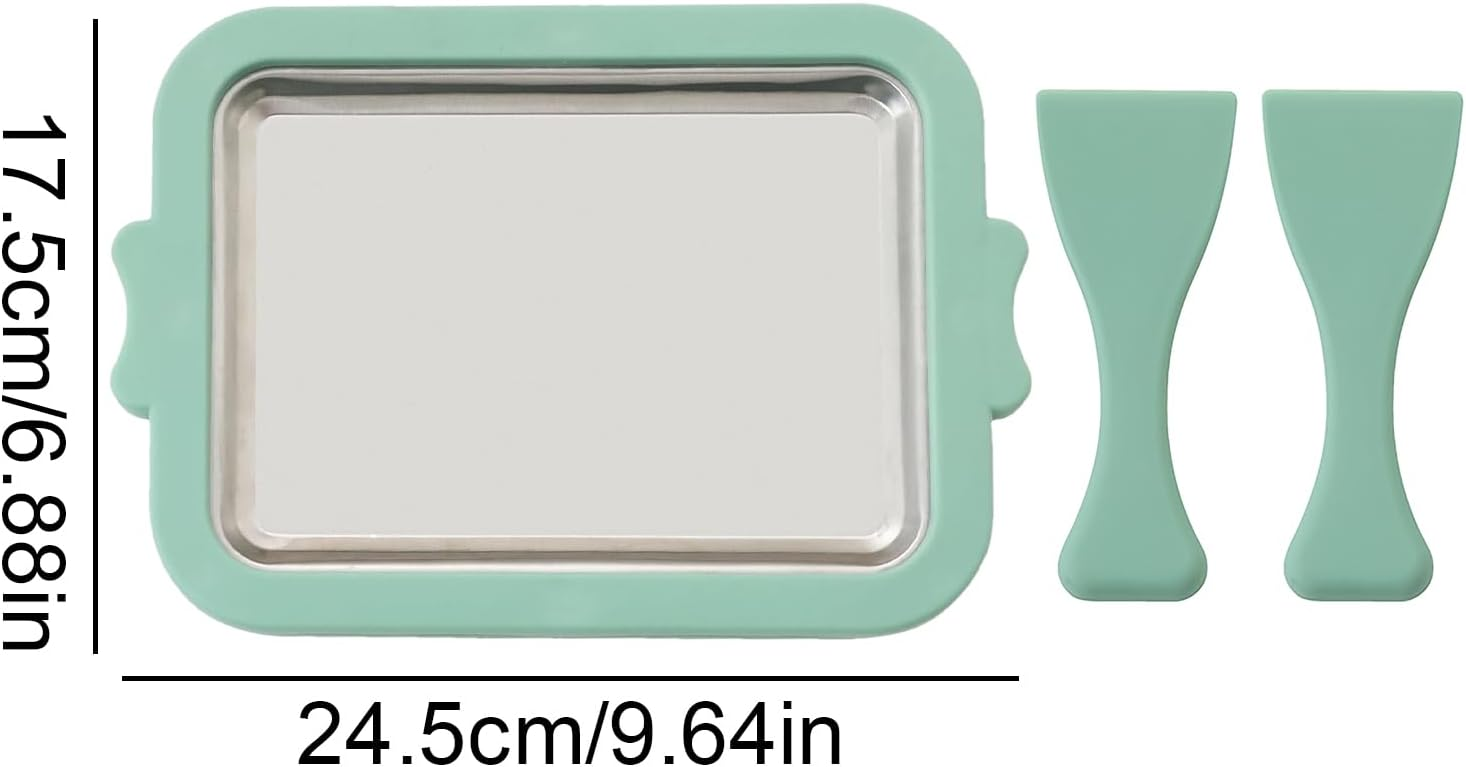 Ein mintgrüner Eisbereiter mit Metallplatte und zwei Schabern.