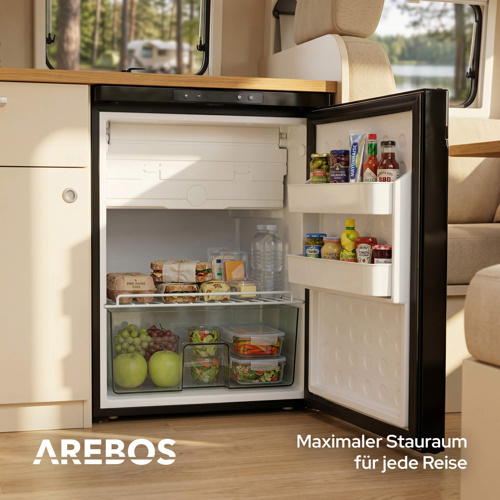 Ein offener Kühlschrank mit Lebensmitteln, darunter Obst, Gemüse und Soßen.